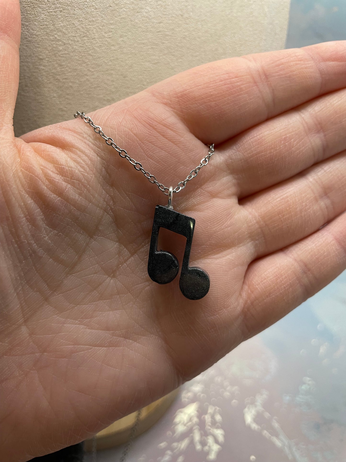 Collier note de musique noir brillant