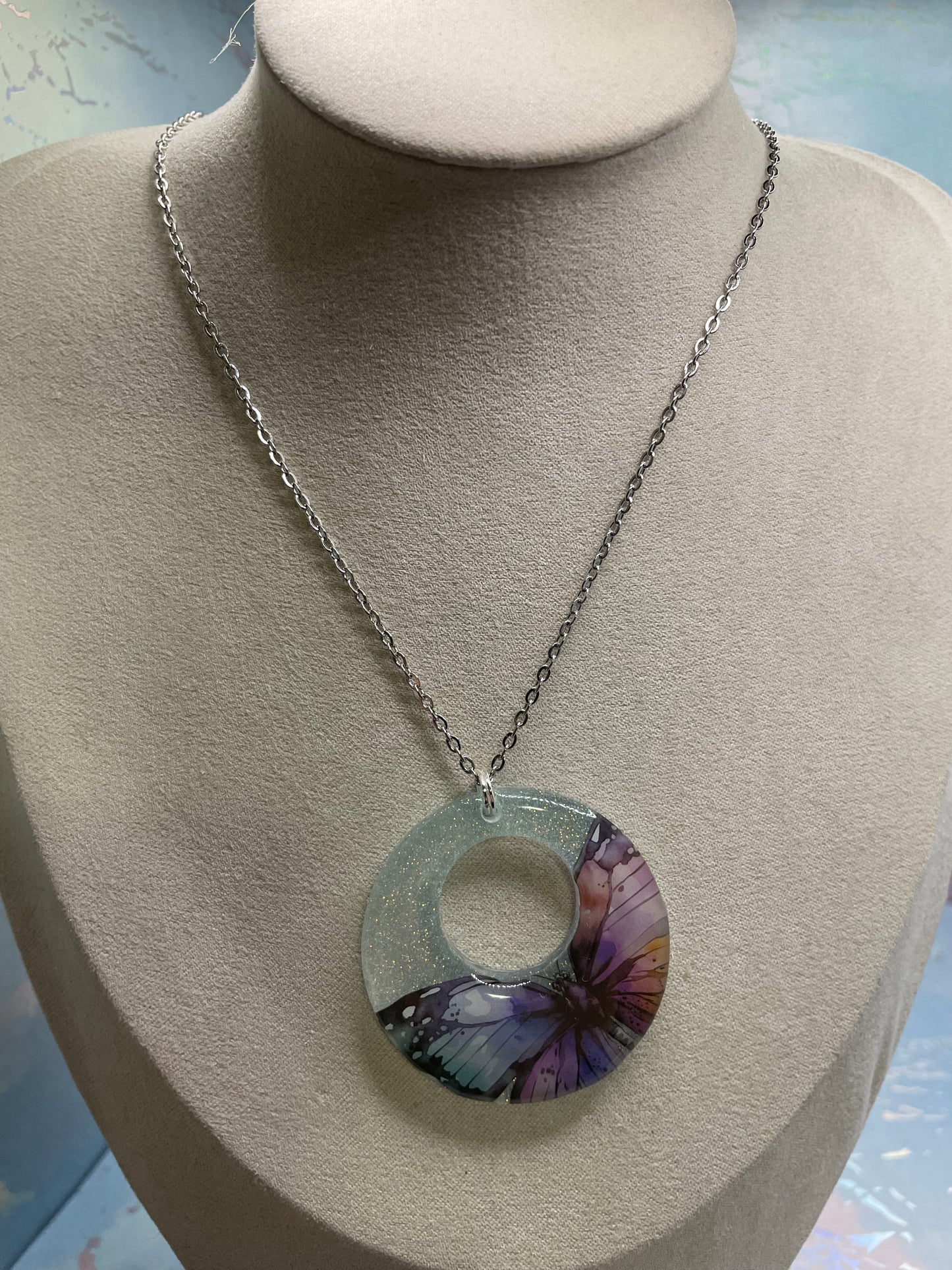 Collier Cercle Ouvert Papillon Irisé