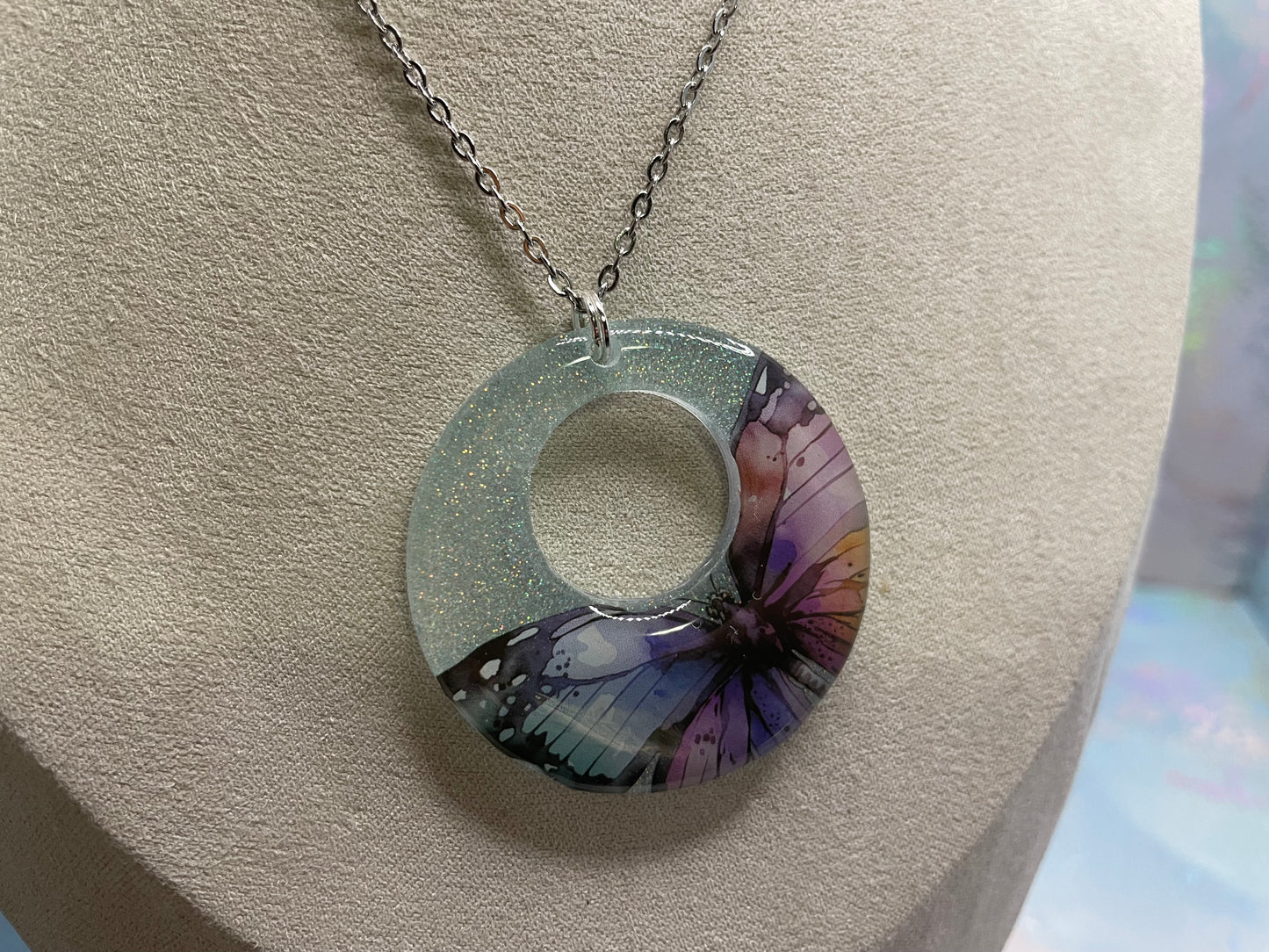 Collier Cercle Ouvert Papillon Irisé