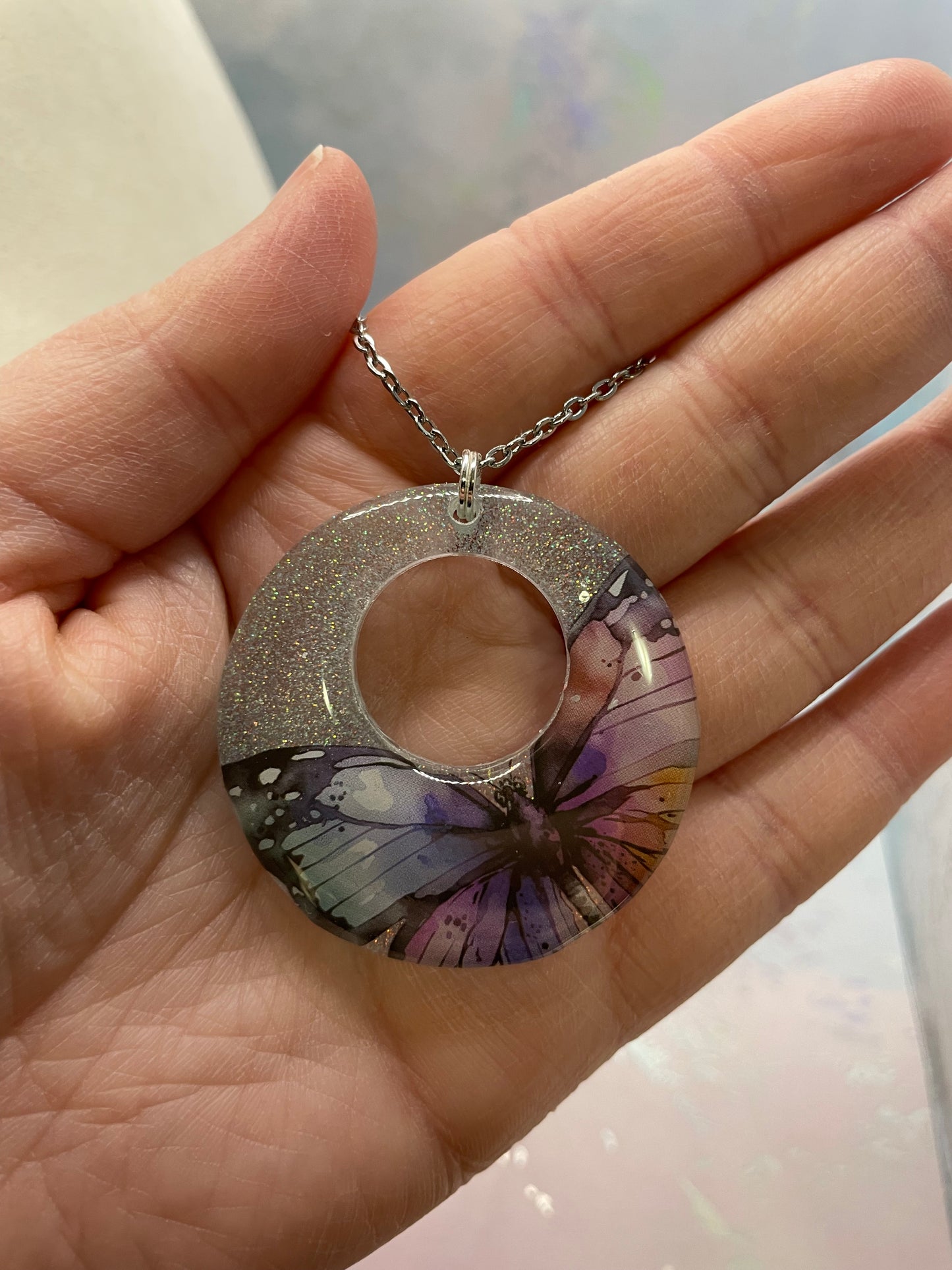 Collier Cercle Ouvert Papillon Irisé