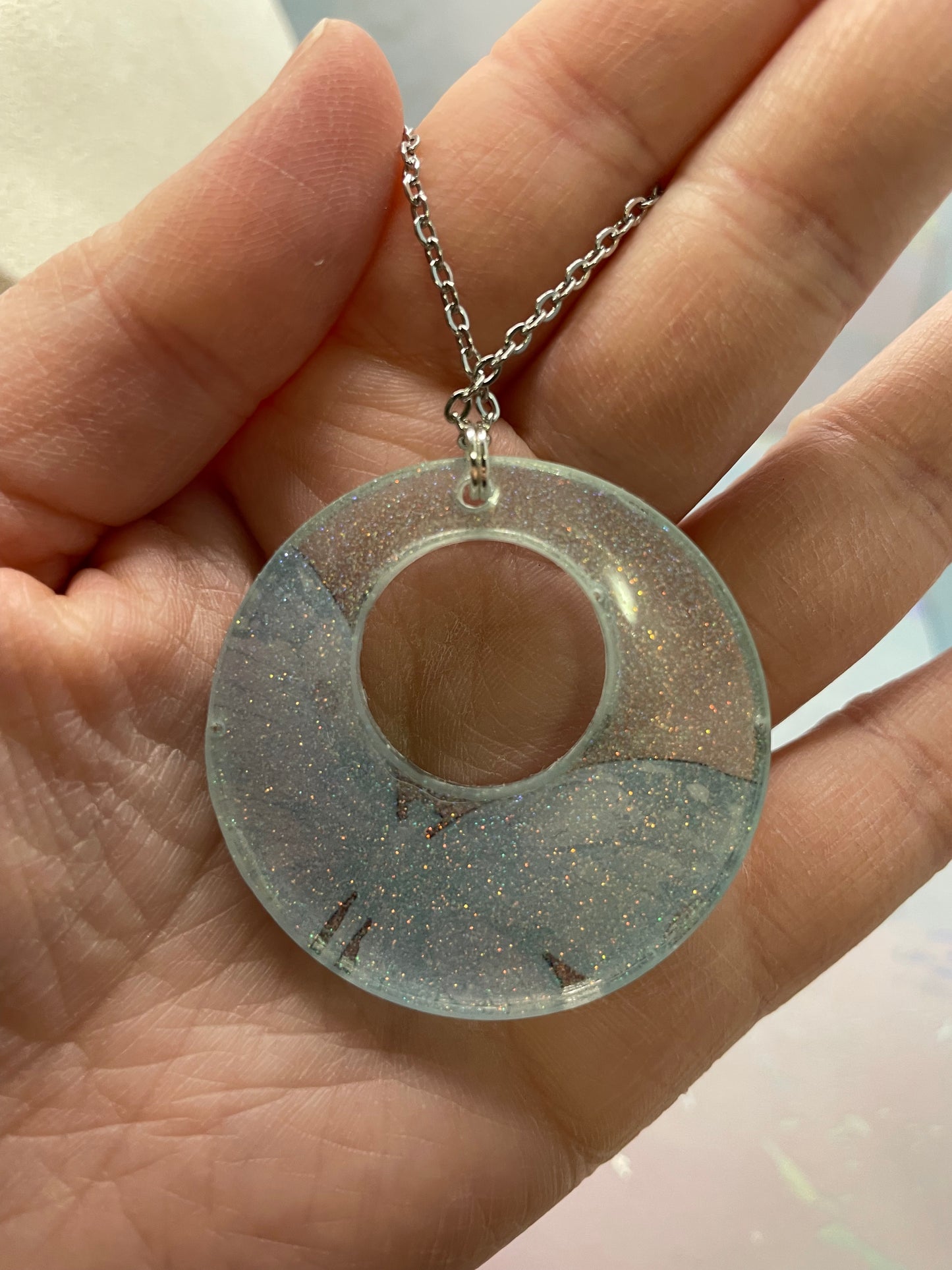 Collier Cercle Ouvert Papillon Irisé