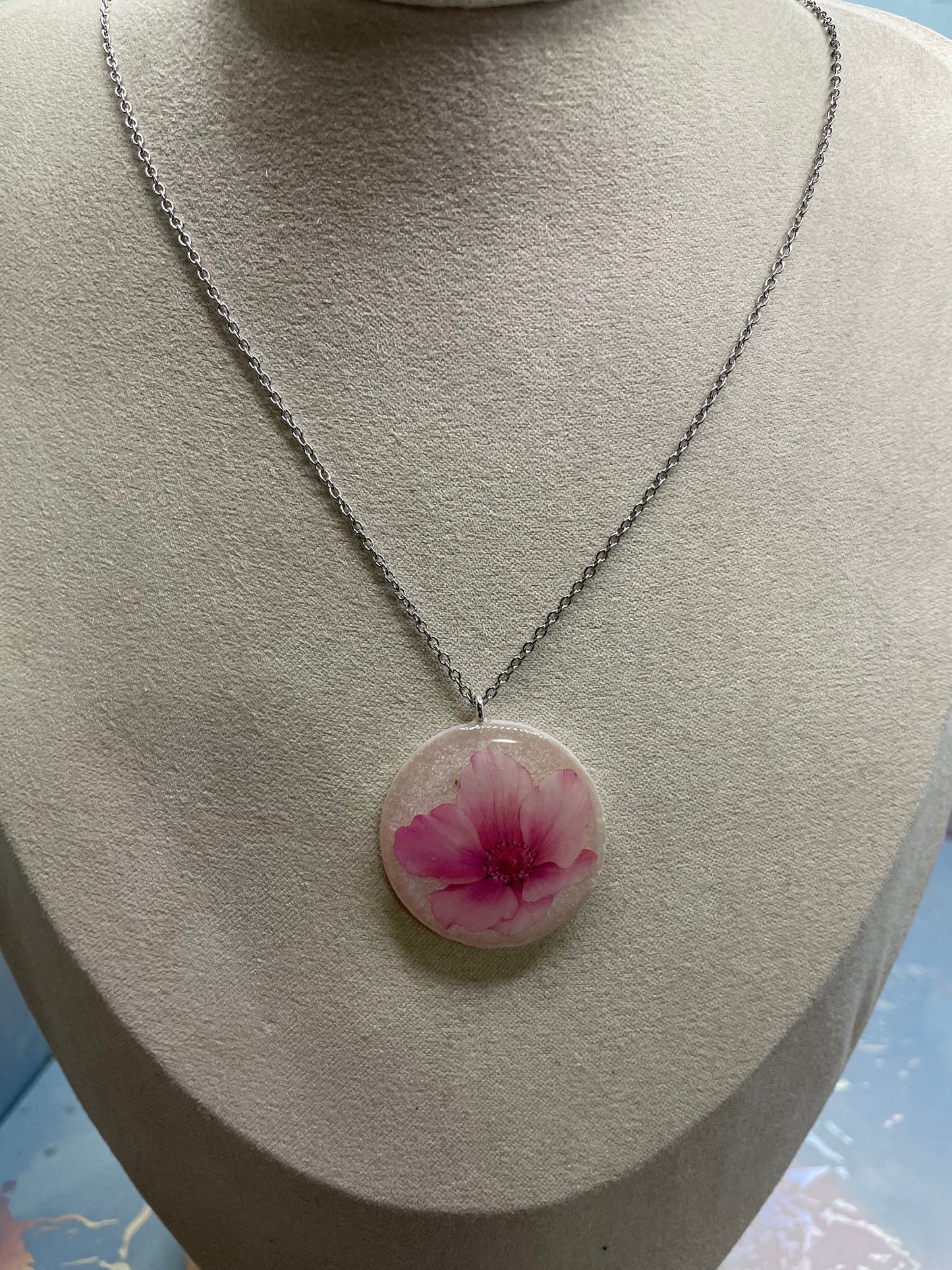 Collier rond avec fleur de cosmos rose