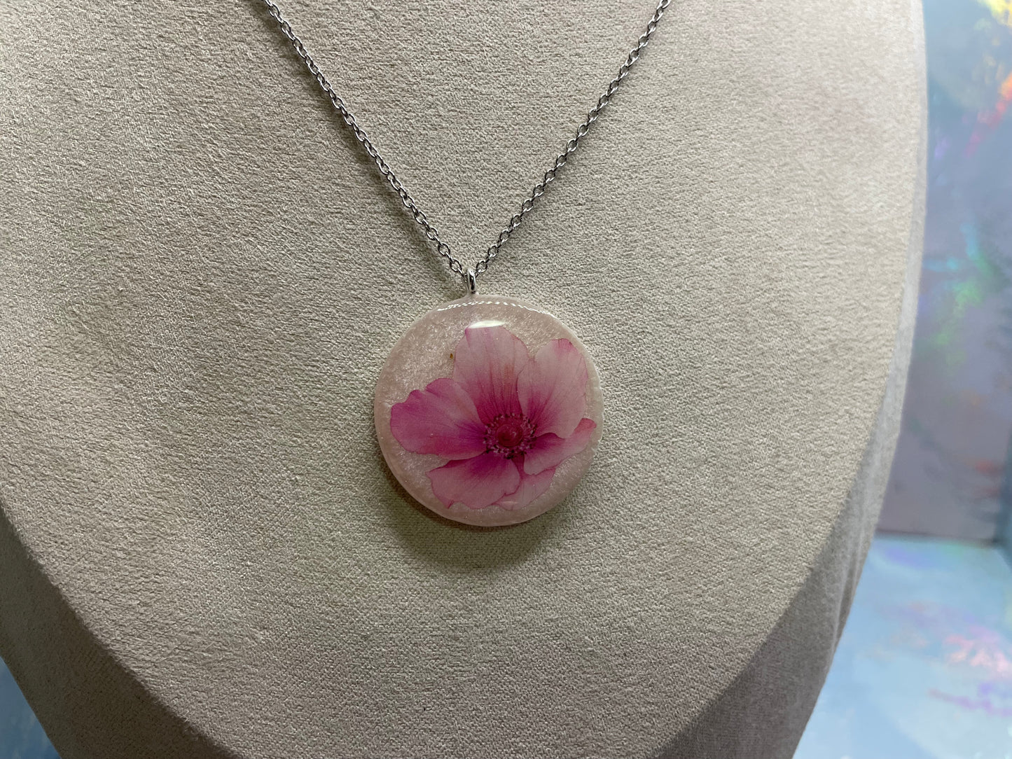 Collier rond avec fleur de cosmos rose