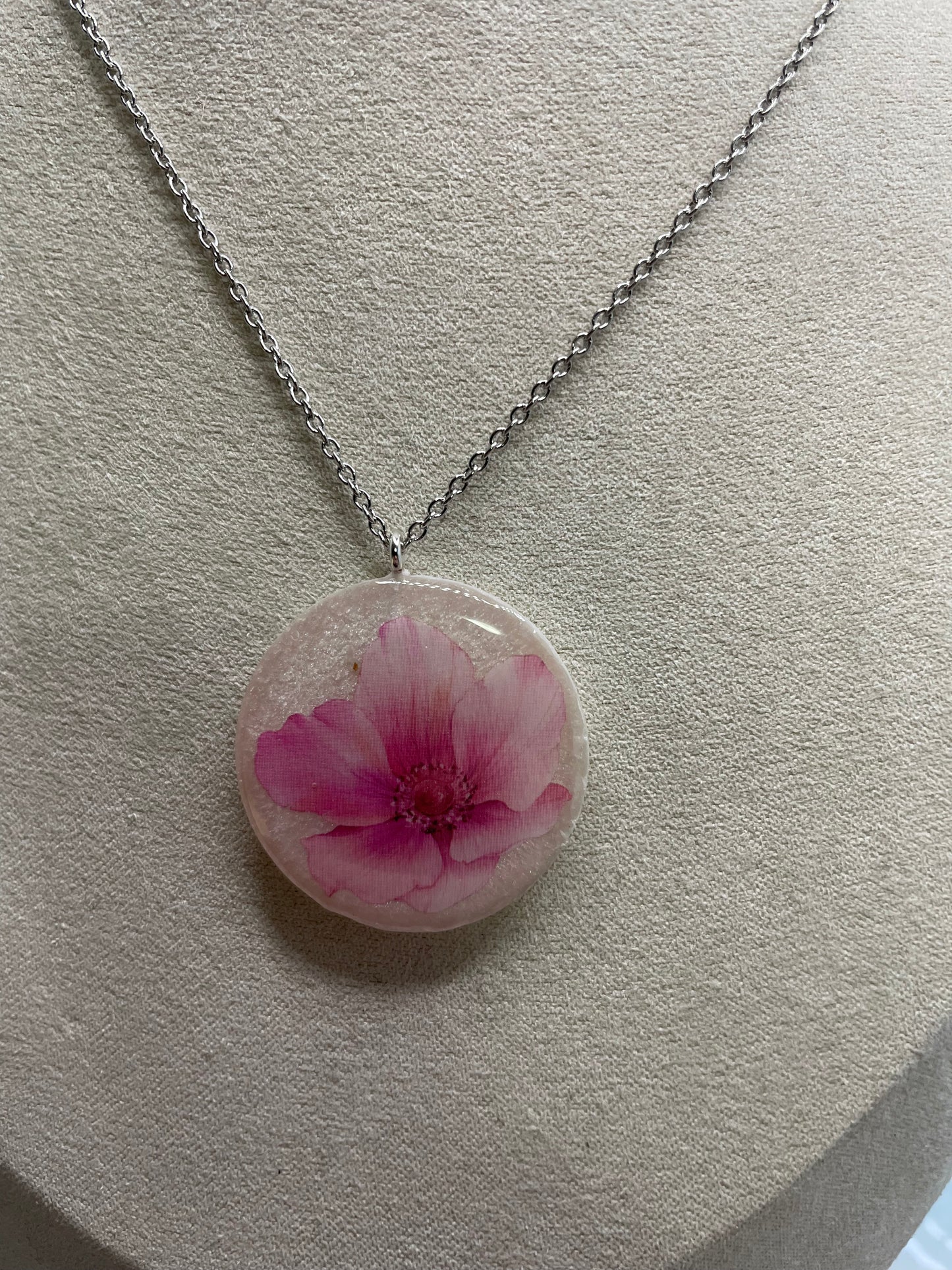 Collier rond avec fleur de cosmos rose