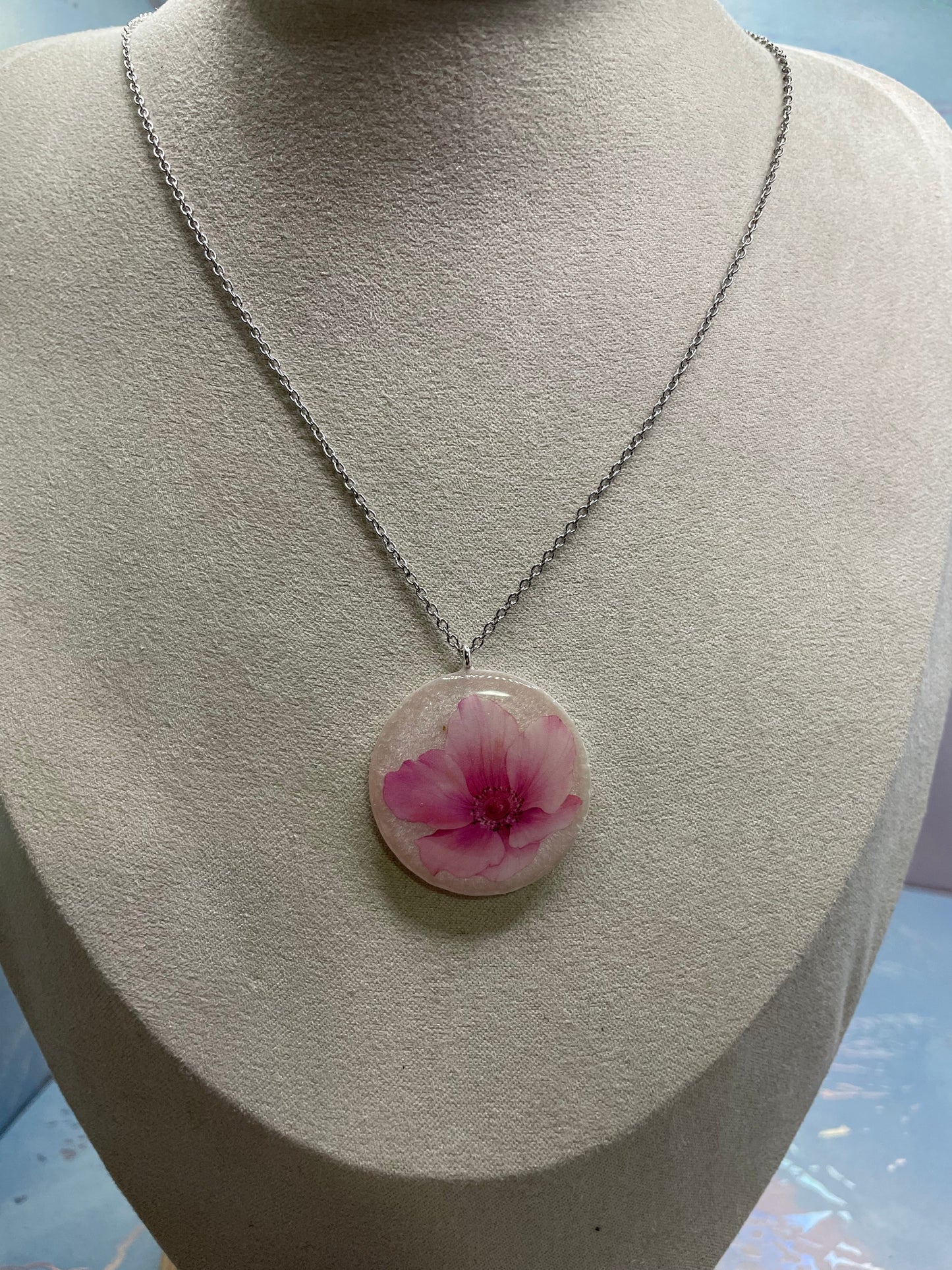 Collier rond avec fleur de cosmos rose
