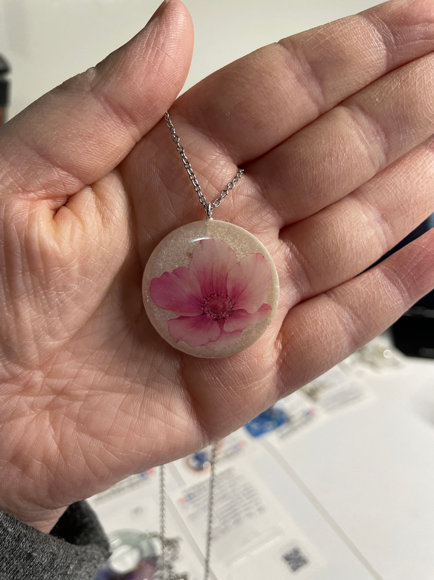 Collier rond avec fleur de cosmos rose