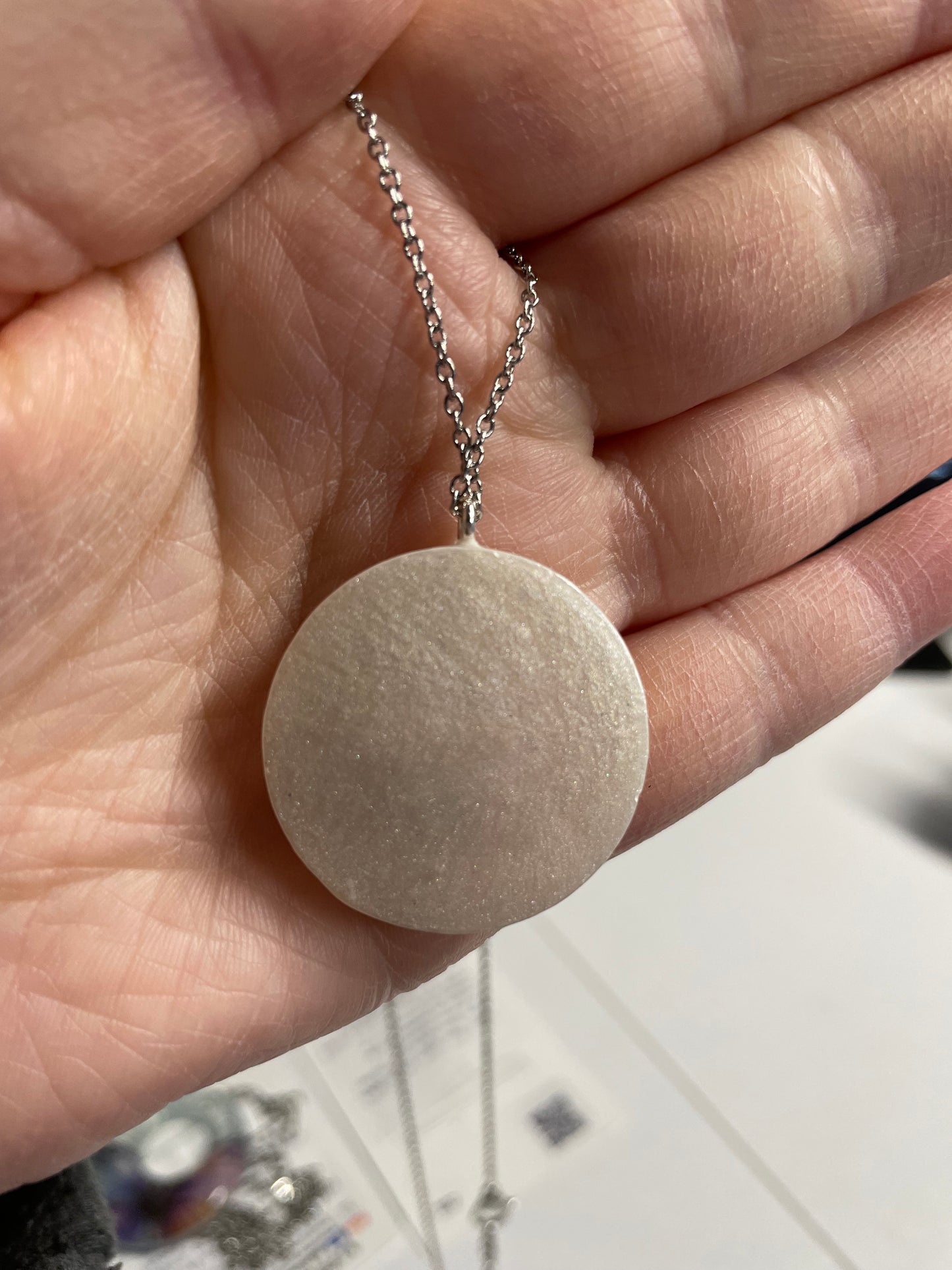 Collier rond avec fleur de cosmos rose