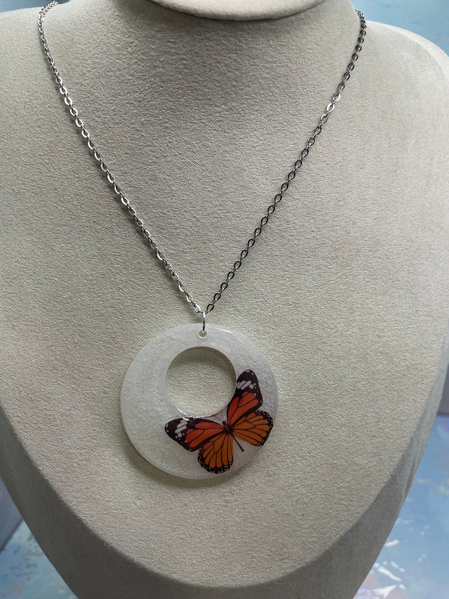 Collier cercle avec papillon monarque