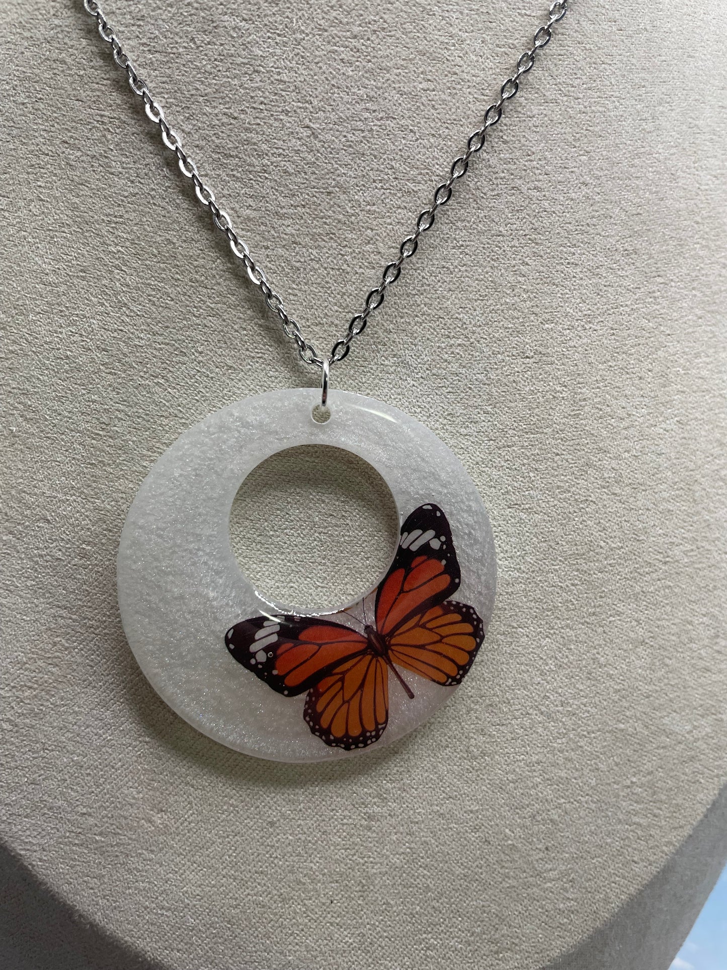 Collier cercle avec papillon monarque