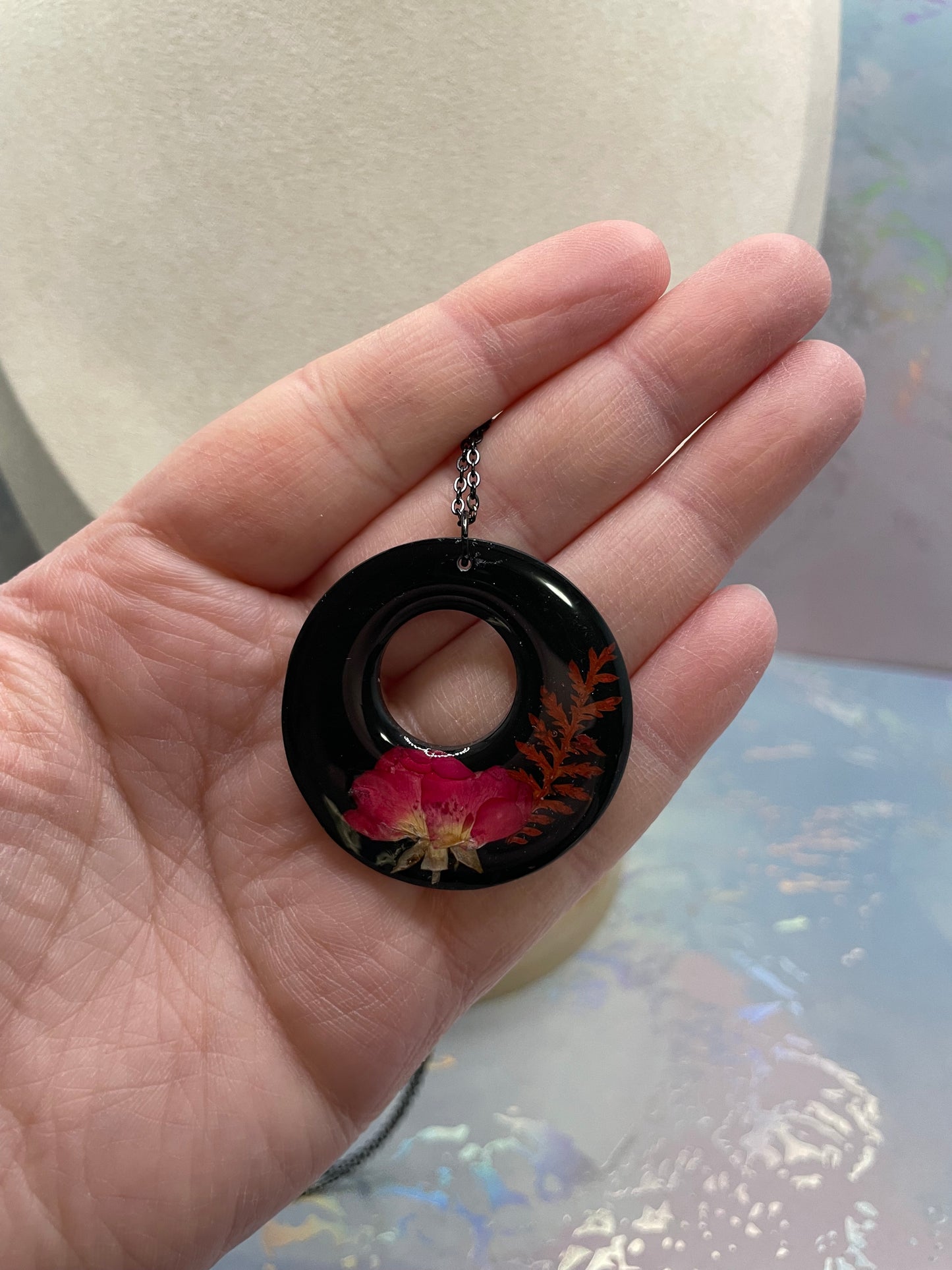 Collier floral noir à cercle ouvert
