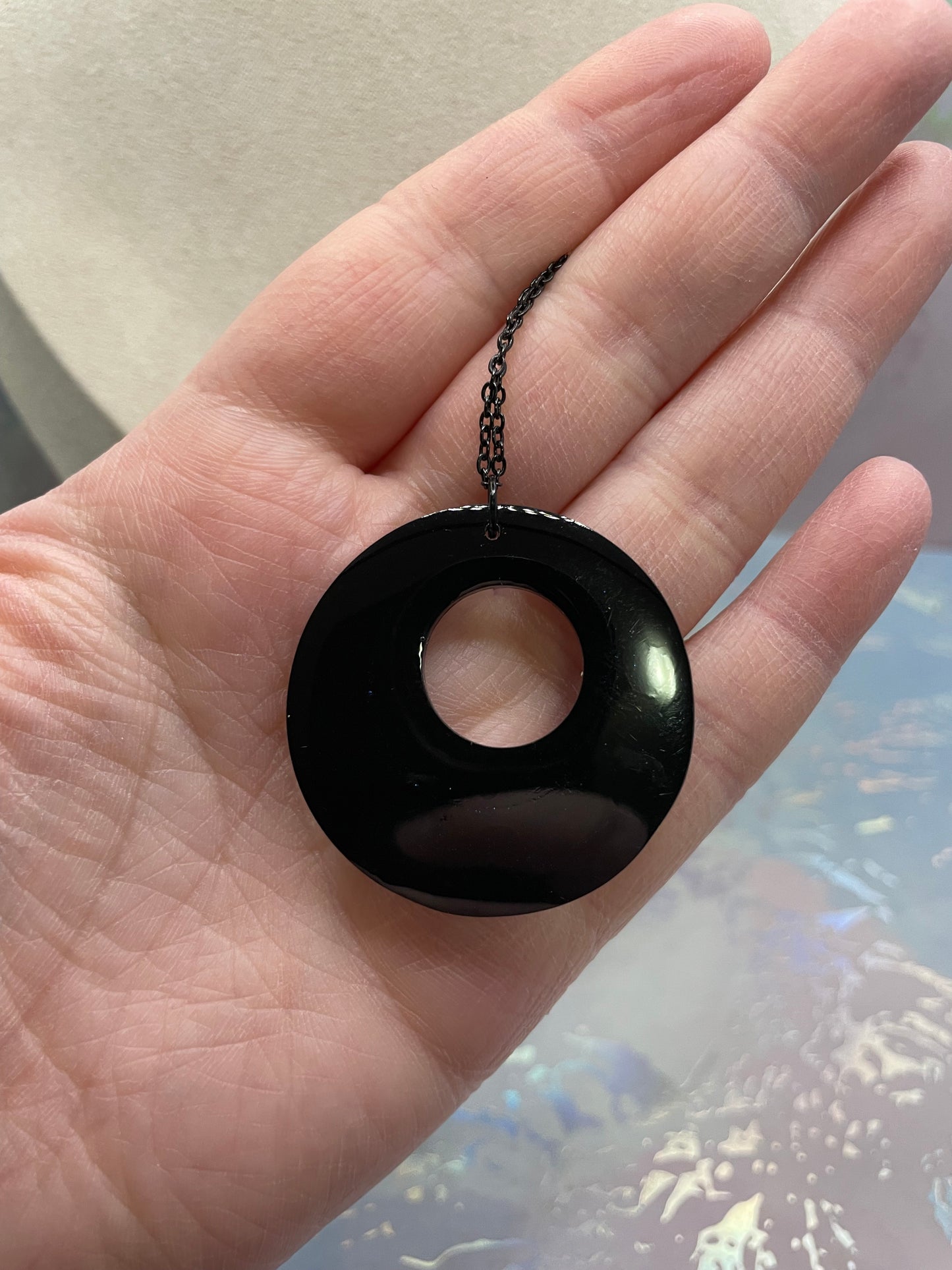 Collier floral noir à cercle ouvert