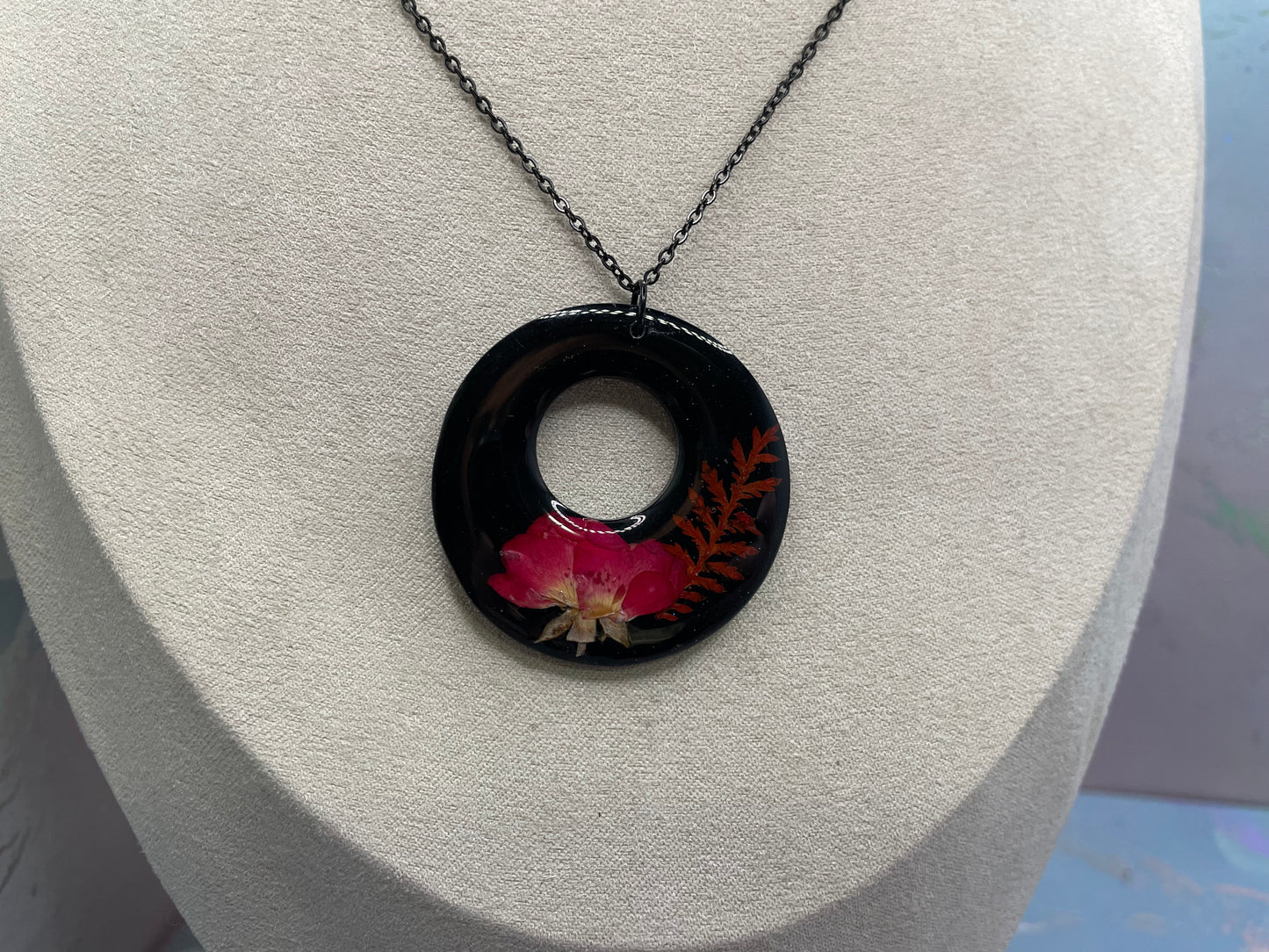 Collier floral noir à cercle ouvert