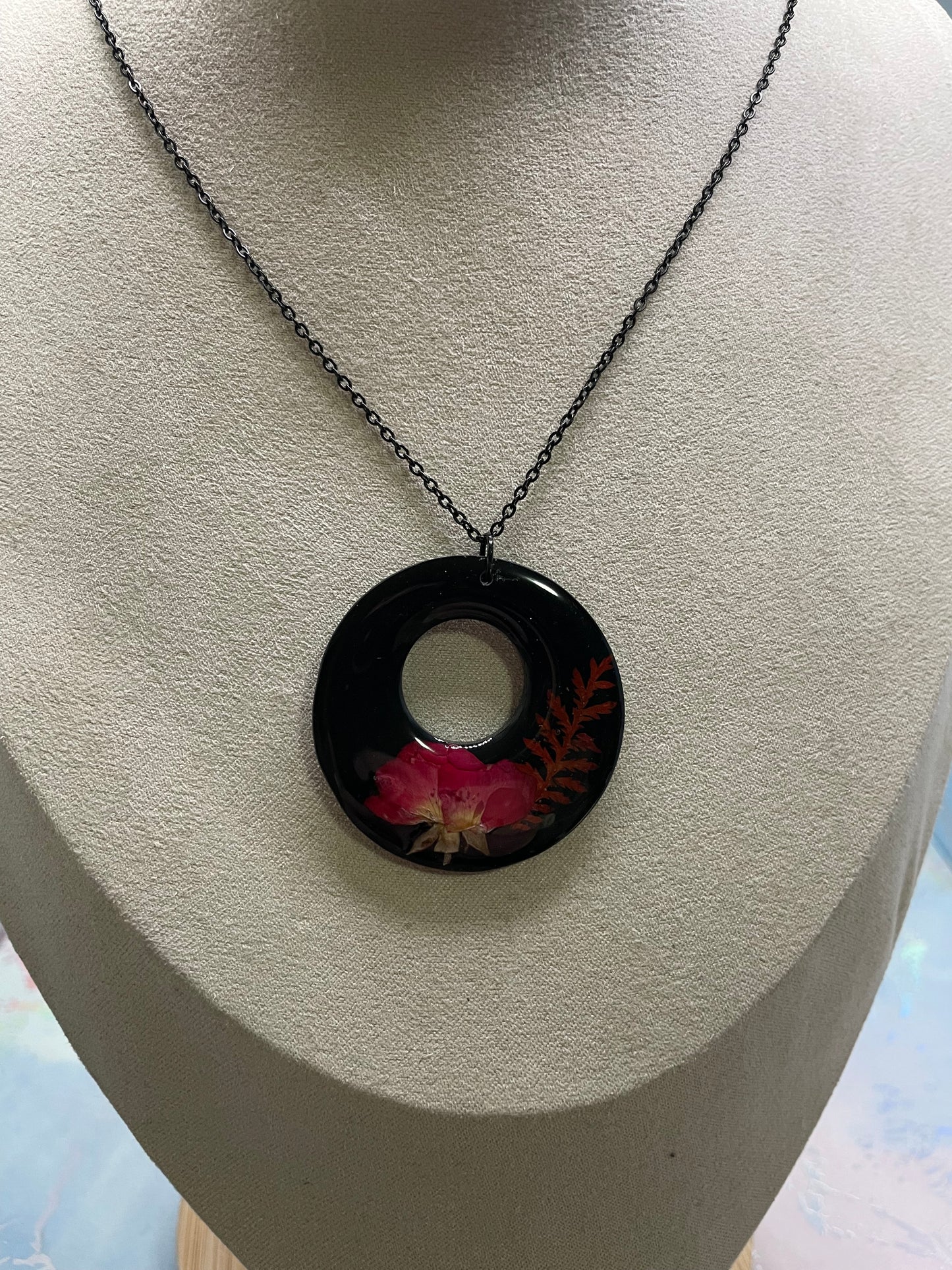 Collier floral noir à cercle ouvert