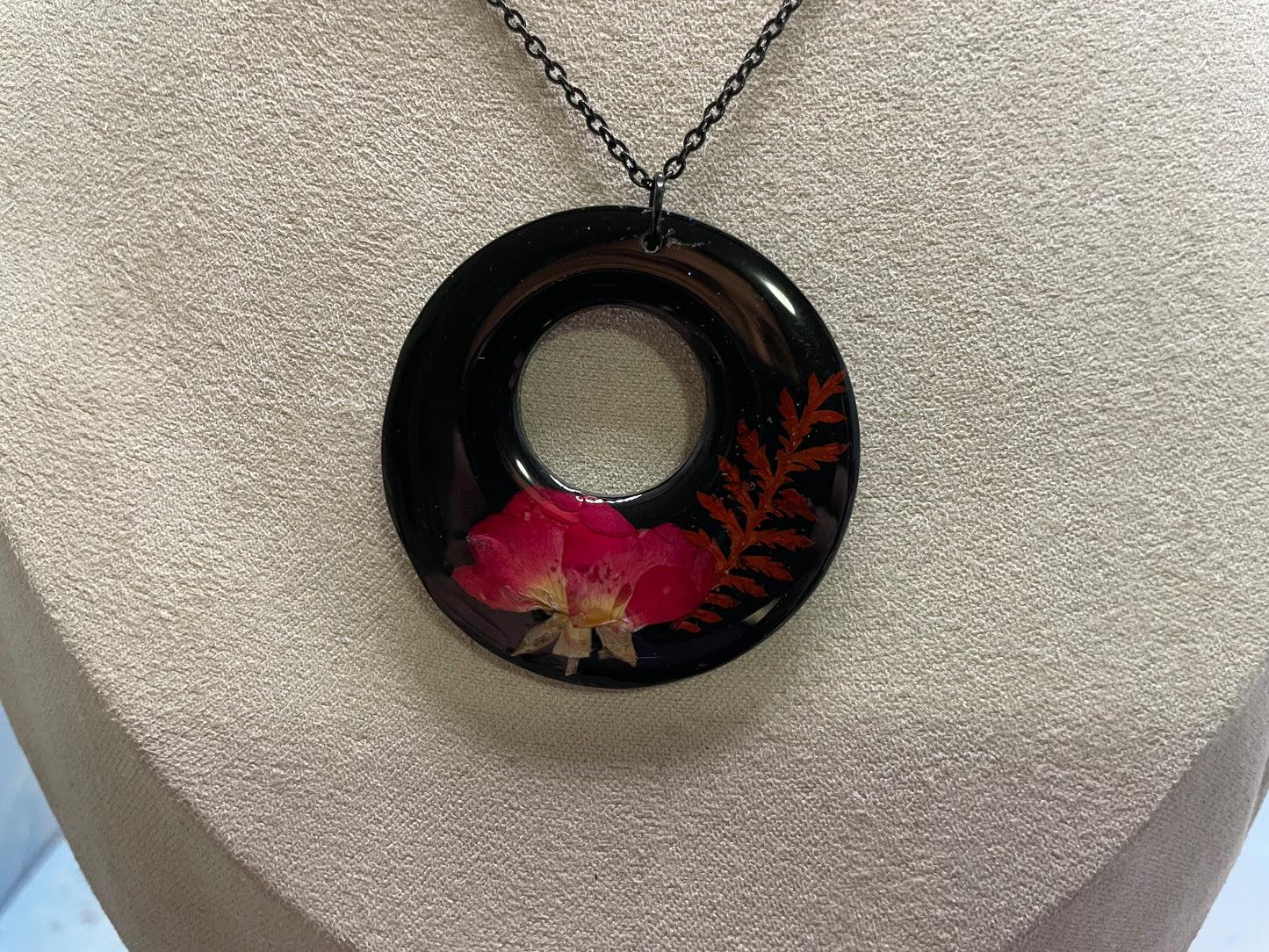 Collier floral noir à cercle ouvert