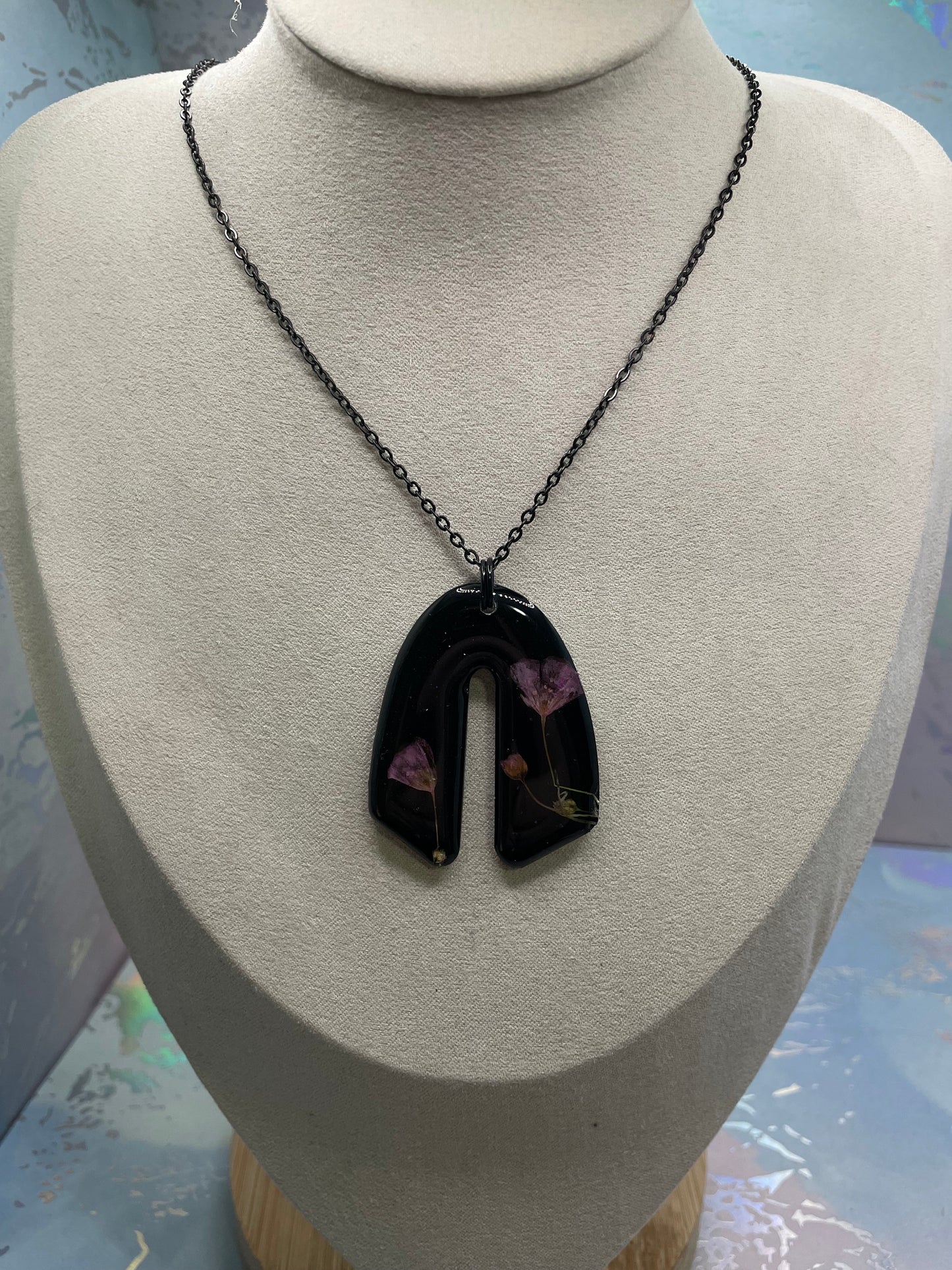 Collier noir en forme d’arche avec fleurs séchées mauves