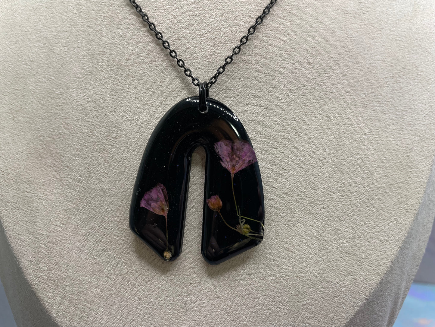 Collier noir en forme d’arche avec fleurs séchées mauves