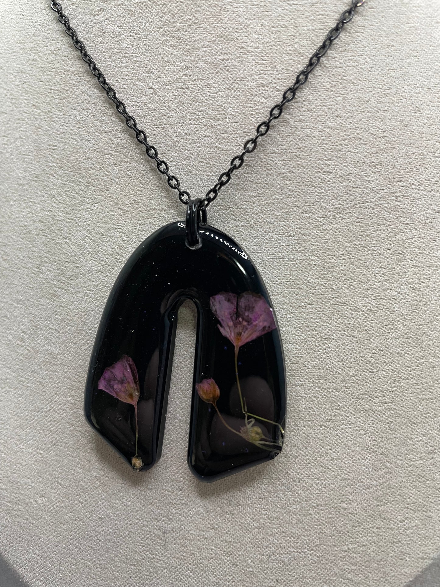 Collier noir en forme d’arche avec fleurs séchées mauves