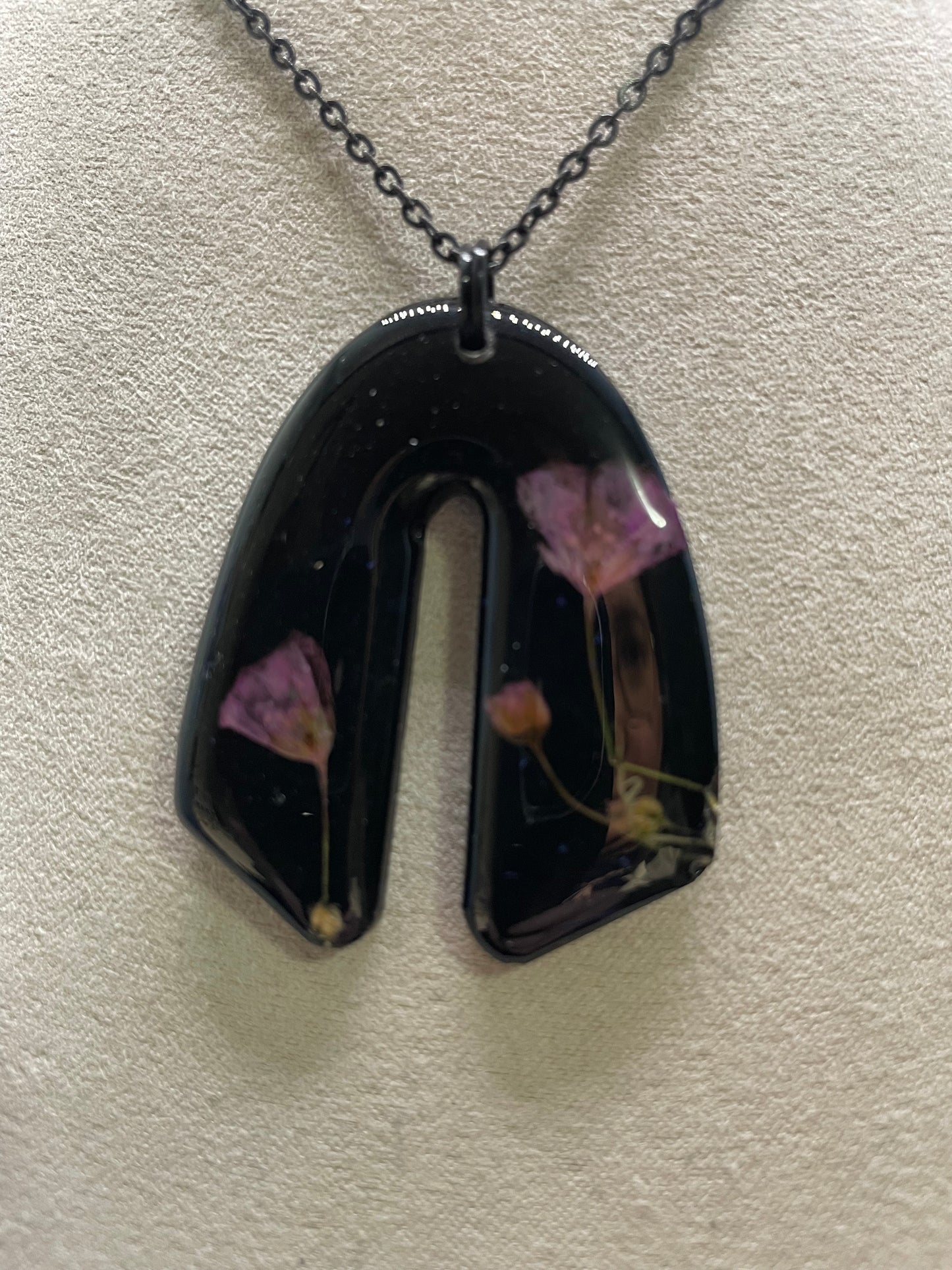 Collier noir en forme d’arche avec fleurs séchées mauves