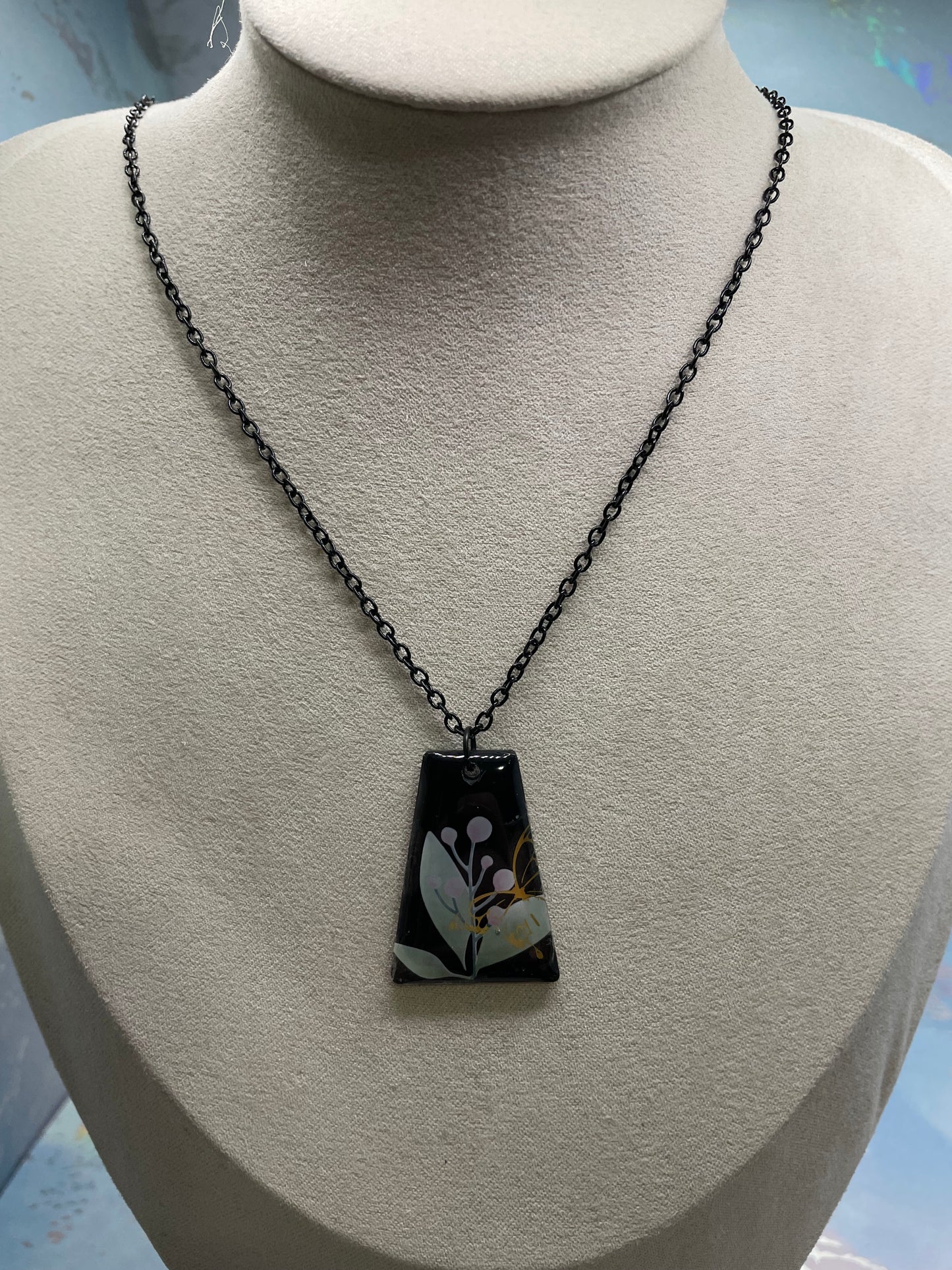 Collier pendentif botanique noir trapézoïdal