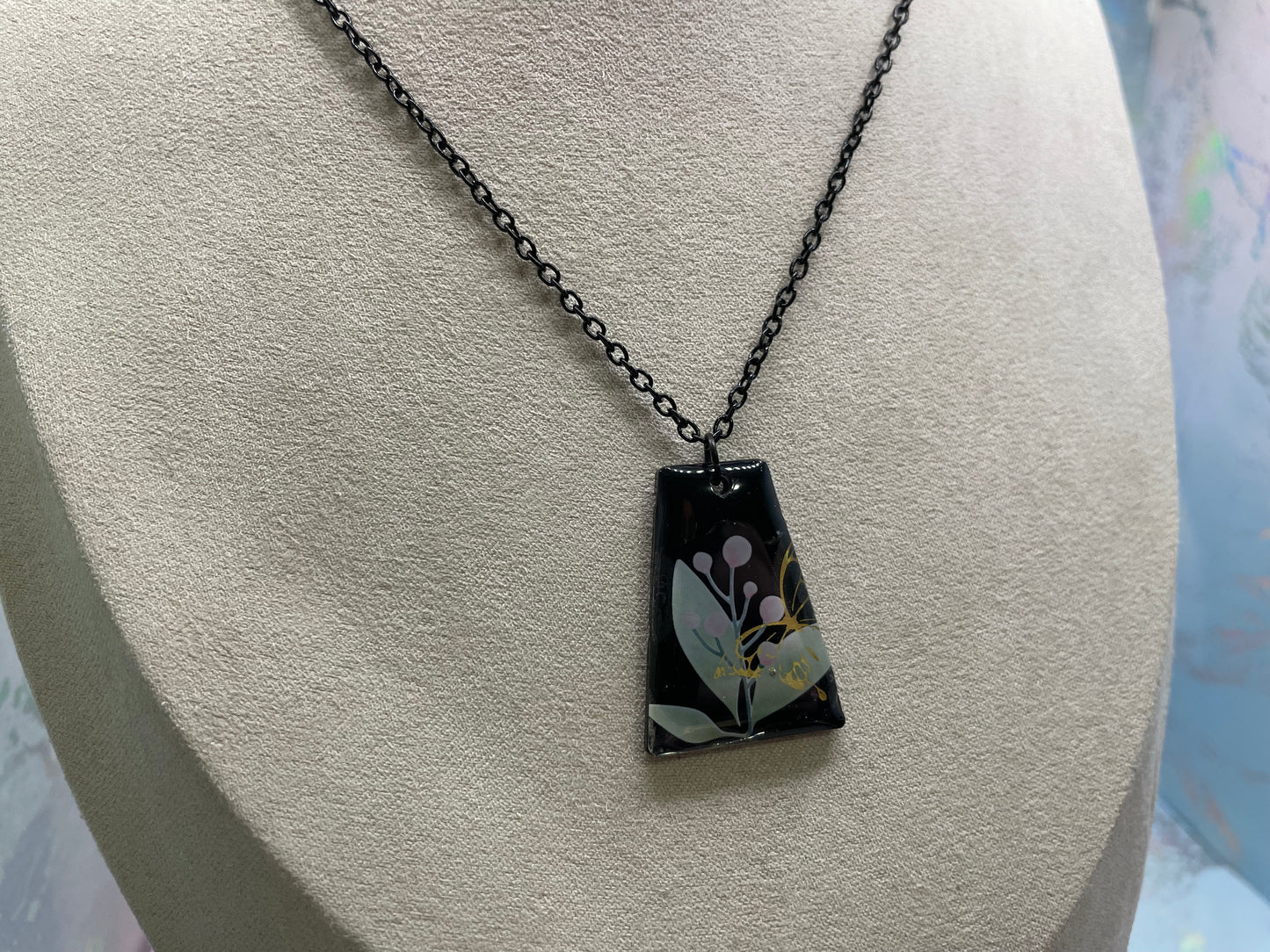 Collier pendentif botanique noir trapézoïdal