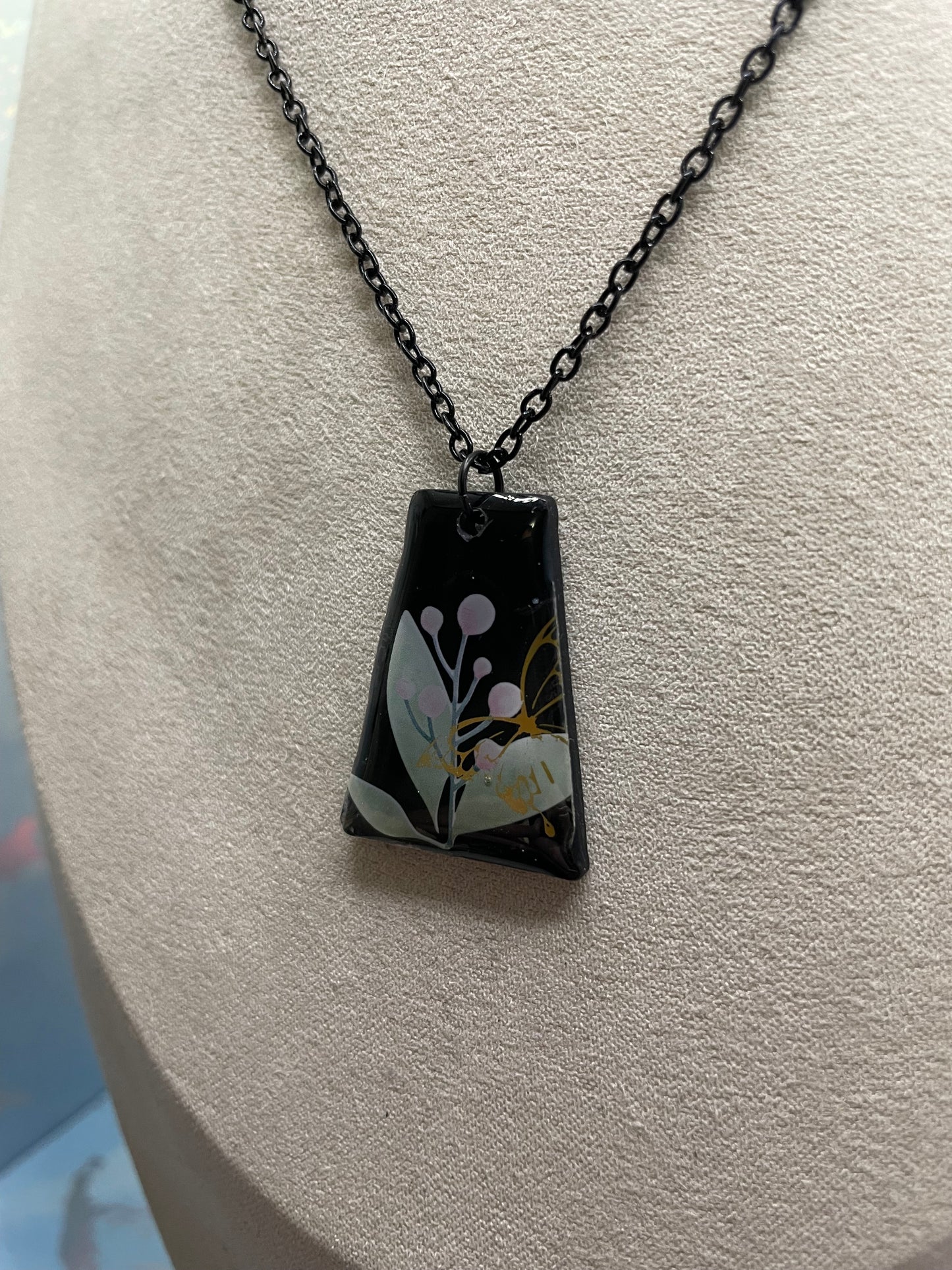 Collier pendentif botanique noir trapézoïdal