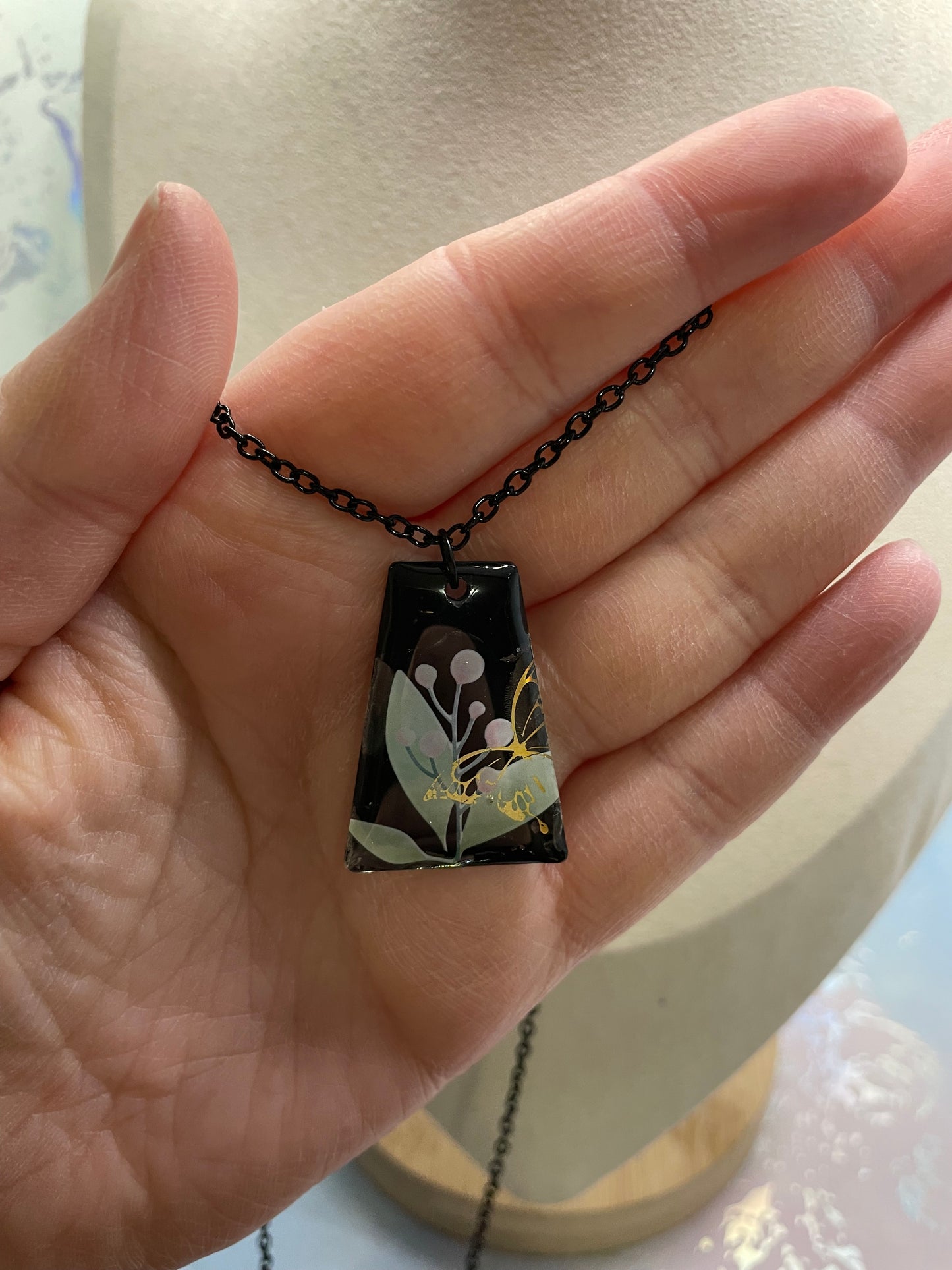 Collier pendentif botanique noir trapézoïdal