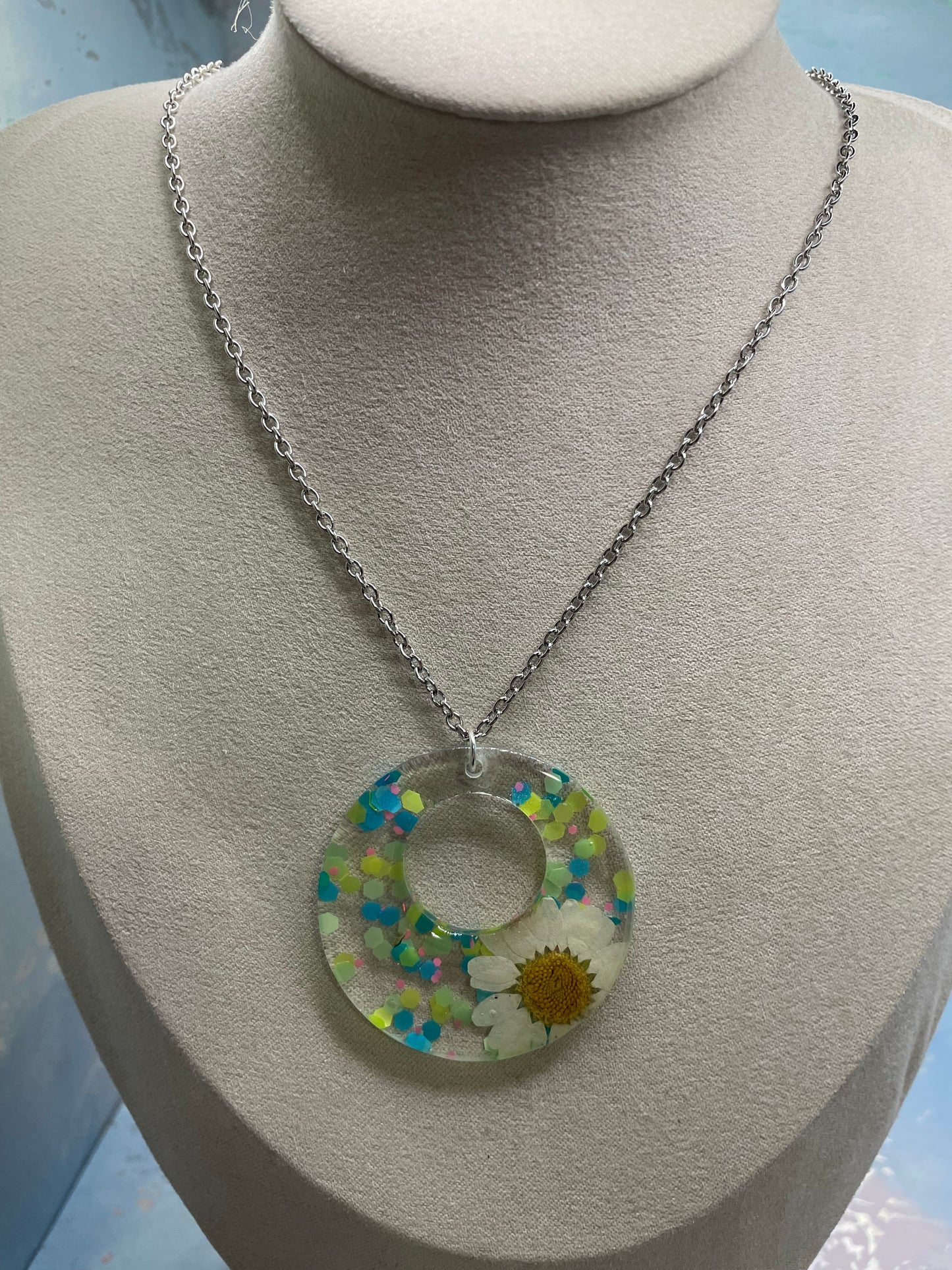 Collier rond coloré avec marguerite blanche – Imparfait