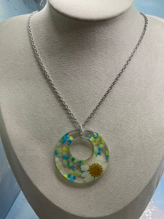 Collier rond coloré avec marguerite blanche – Imparfait