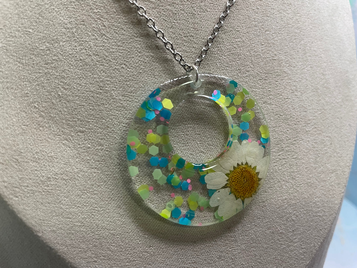 Collier rond coloré avec marguerite blanche – Imparfait