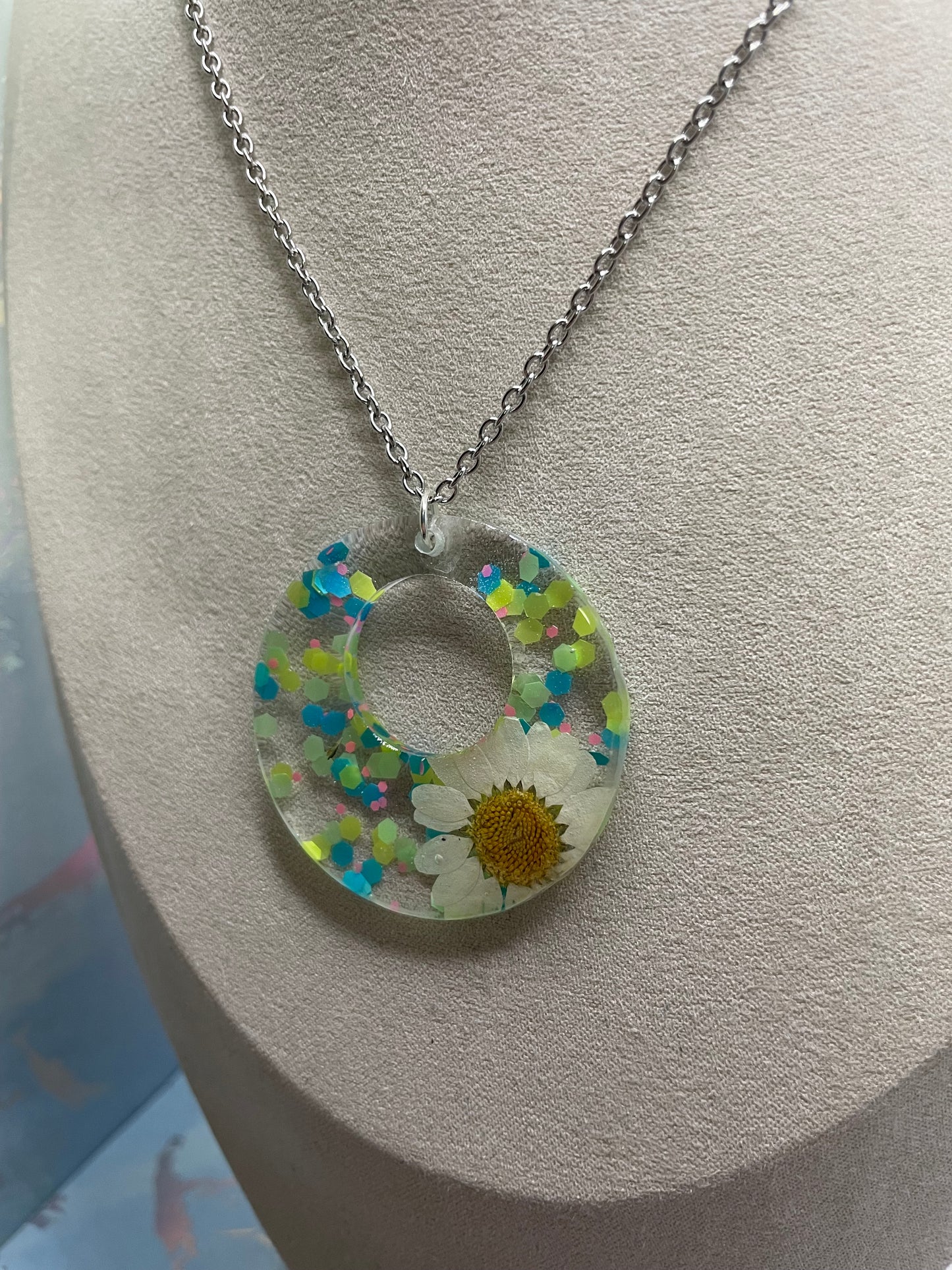 Collier rond coloré avec marguerite blanche – Imparfait