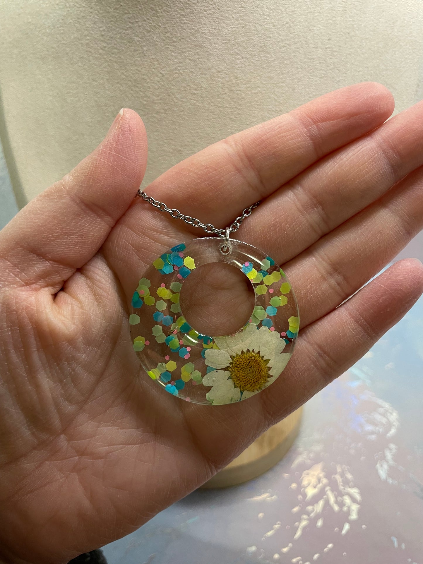 Collier rond coloré avec marguerite blanche – Imparfait