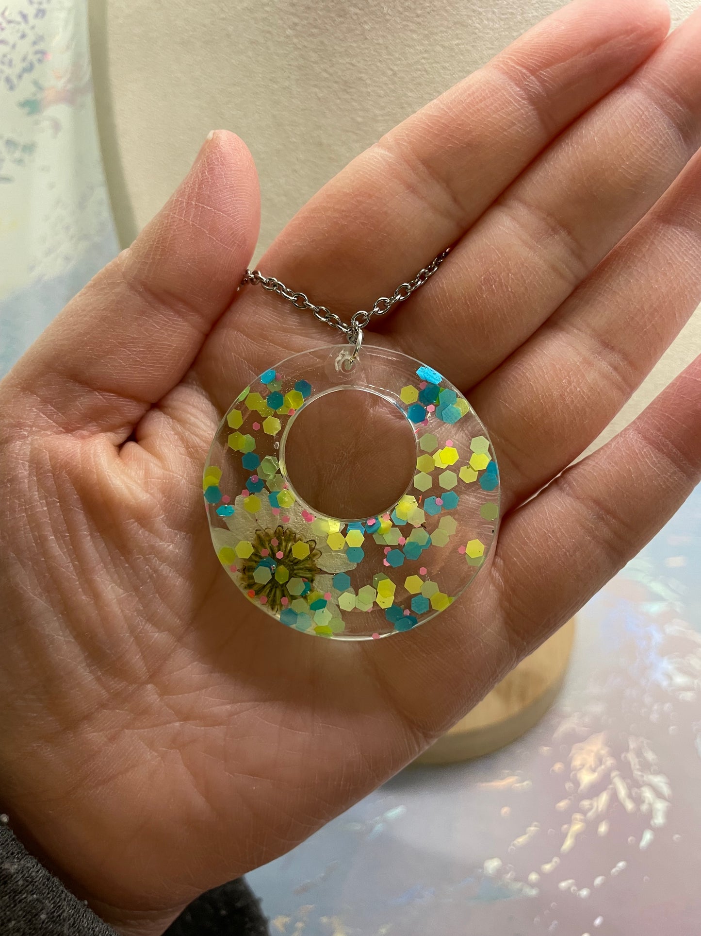 Collier rond coloré avec marguerite blanche – Imparfait