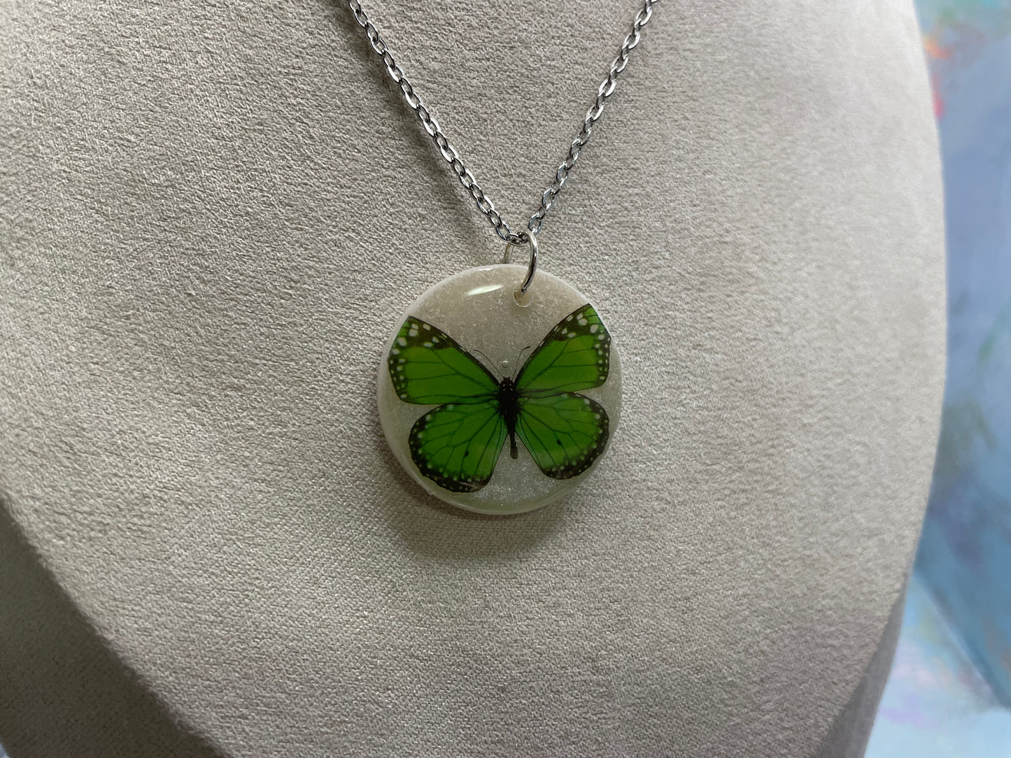 Collier Papillon Vert sur Rond en Résine