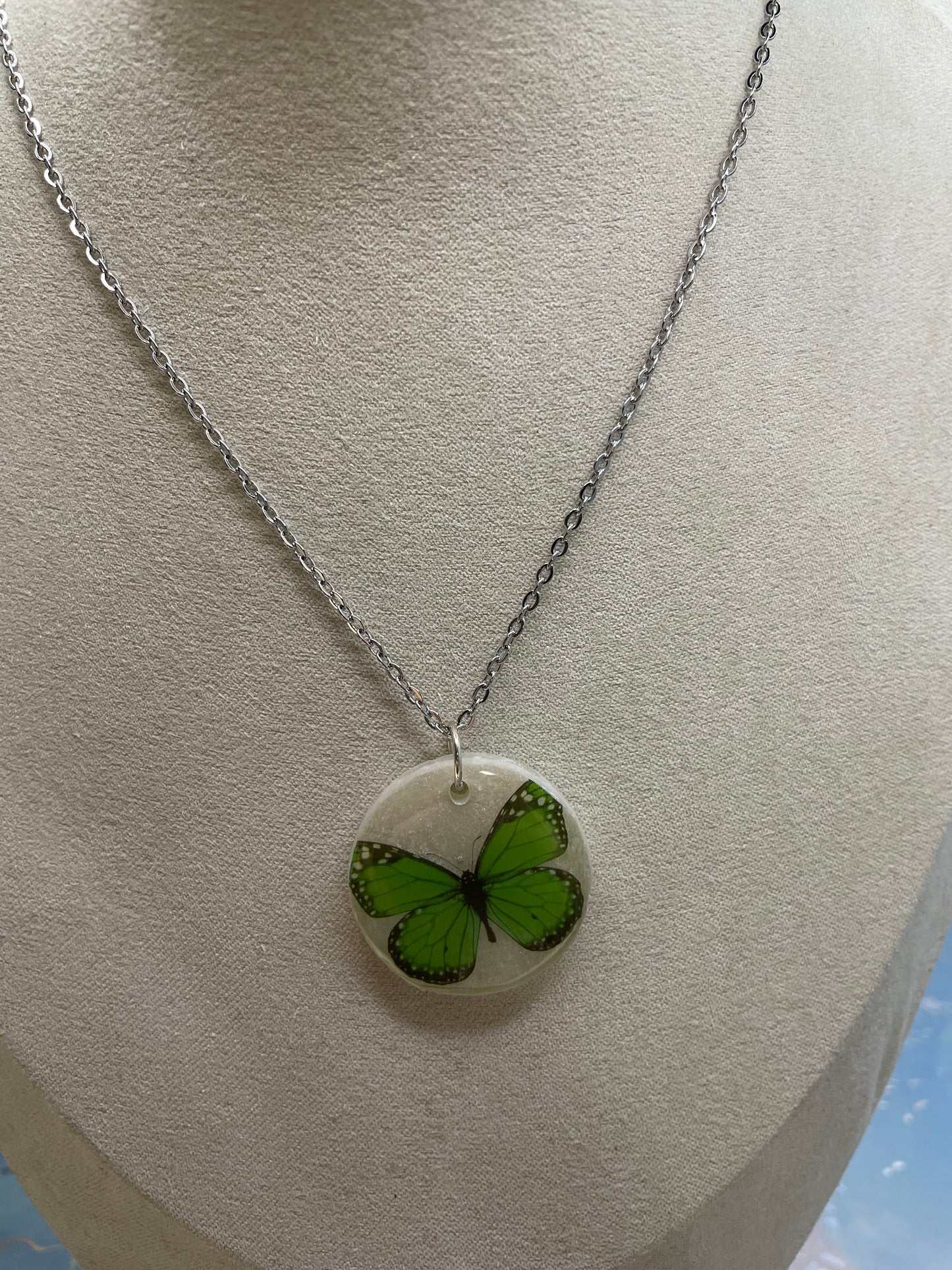 Collier Papillon Vert sur Rond en Résine