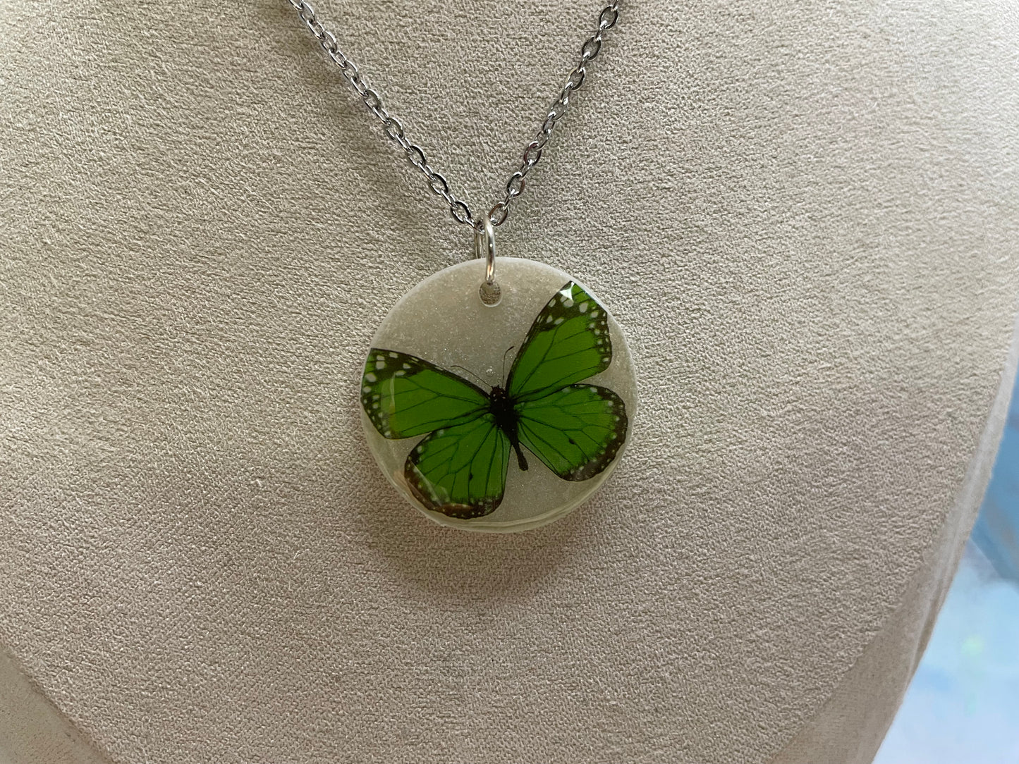 Collier Papillon Vert sur Rond en Résine