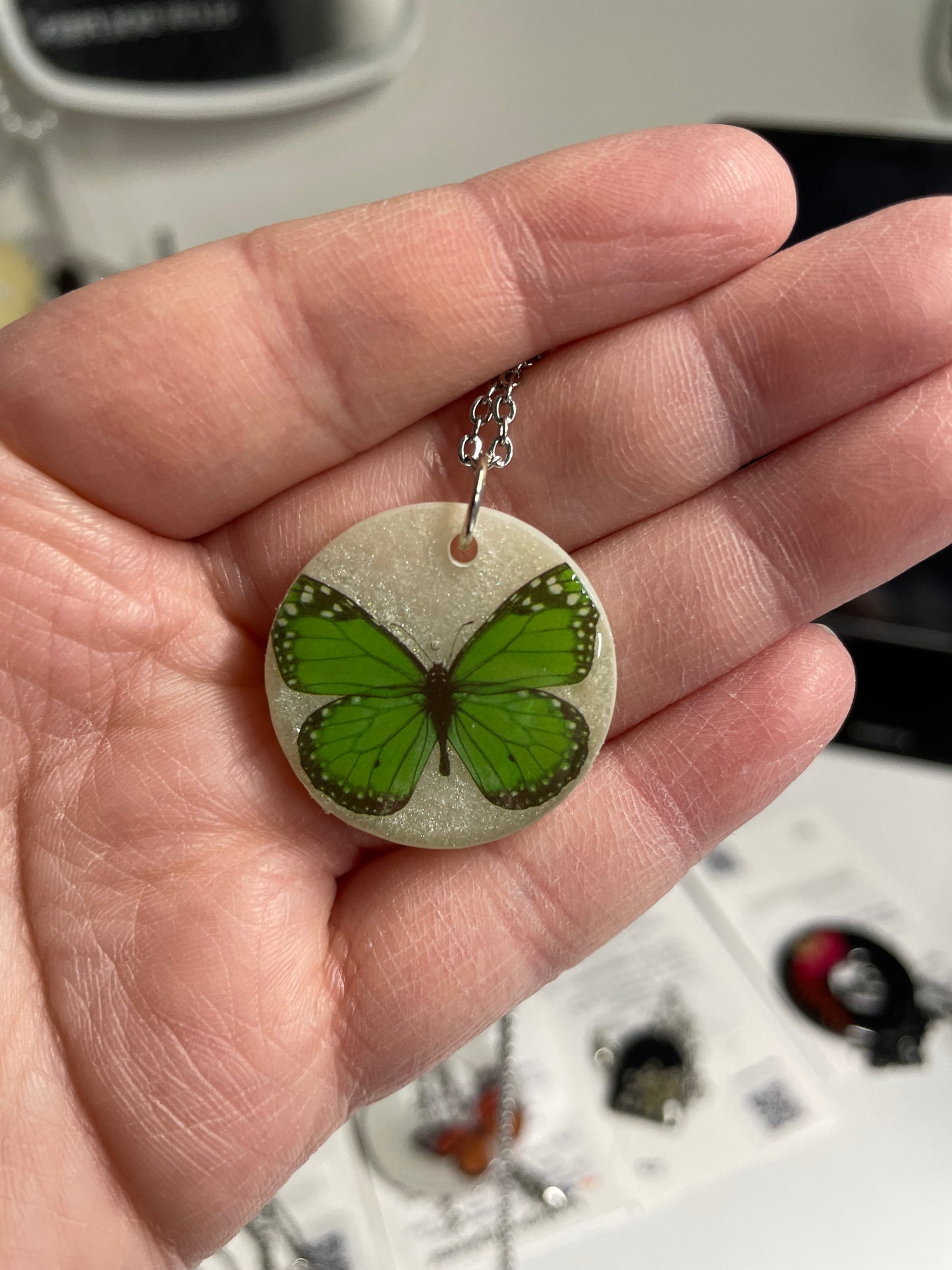 Collier Papillon Vert sur Rond en Résine