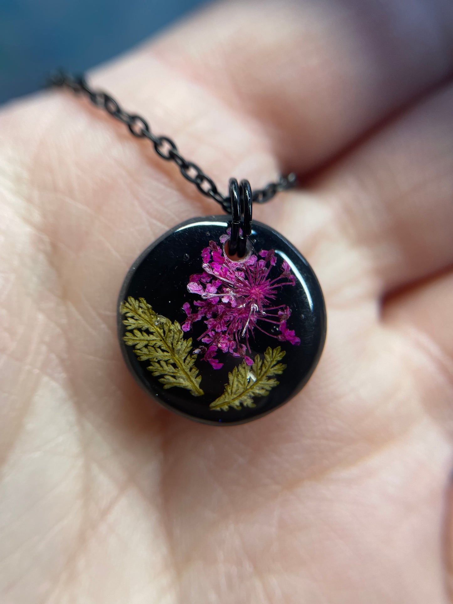 Midnight Bloom – Collier floral en résine noire