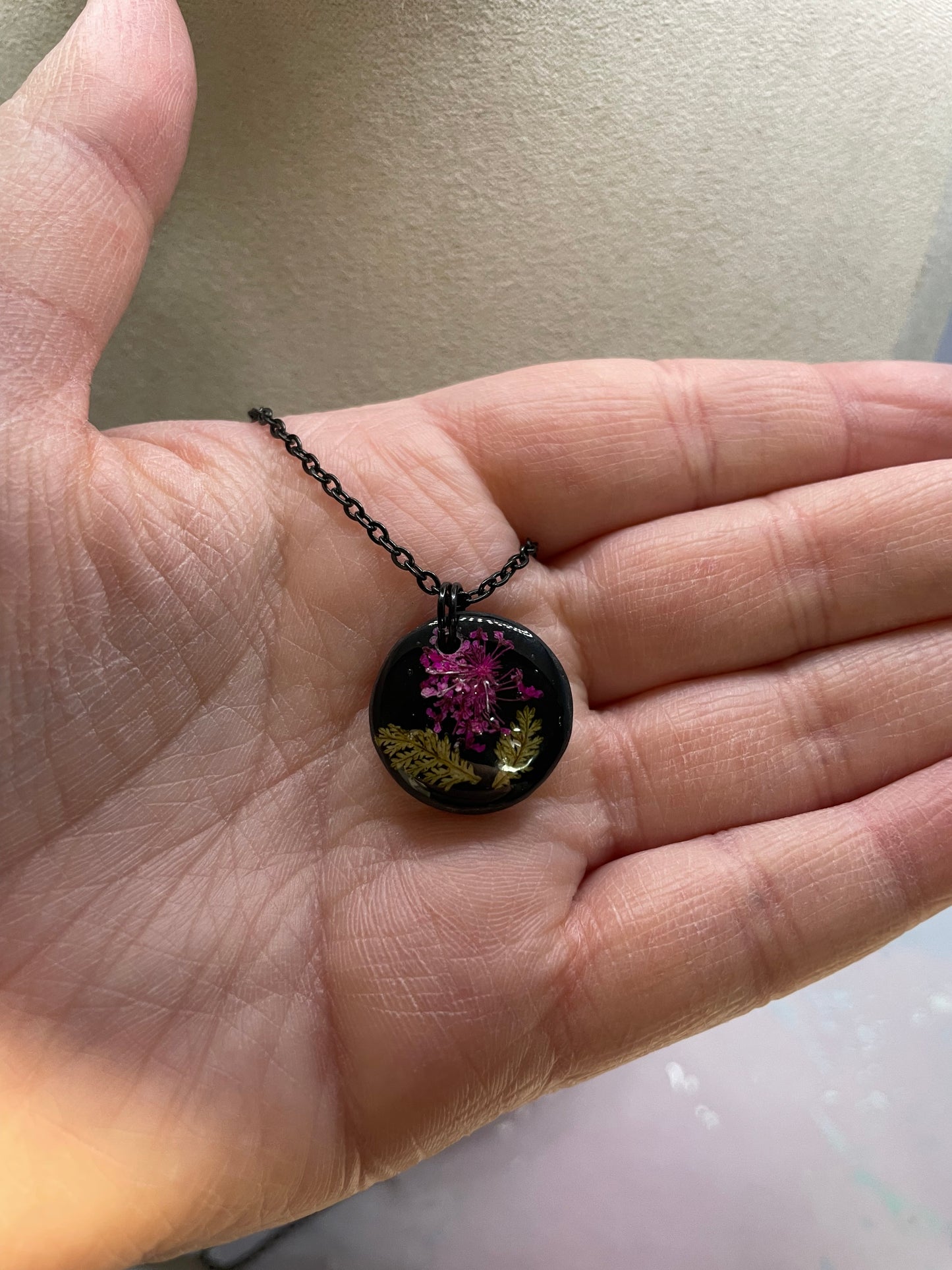 Midnight Bloom – Collier floral en résine noire