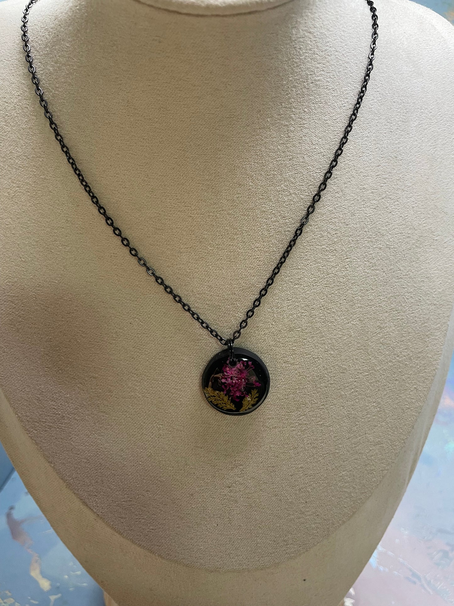 Midnight Bloom – Collier floral en résine noire
