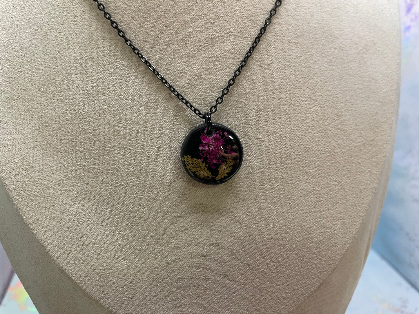 Midnight Bloom – Collier floral en résine noire