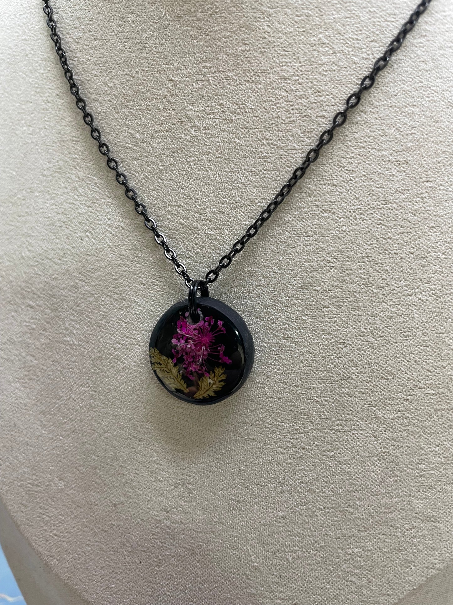 Midnight Bloom – Collier floral en résine noire