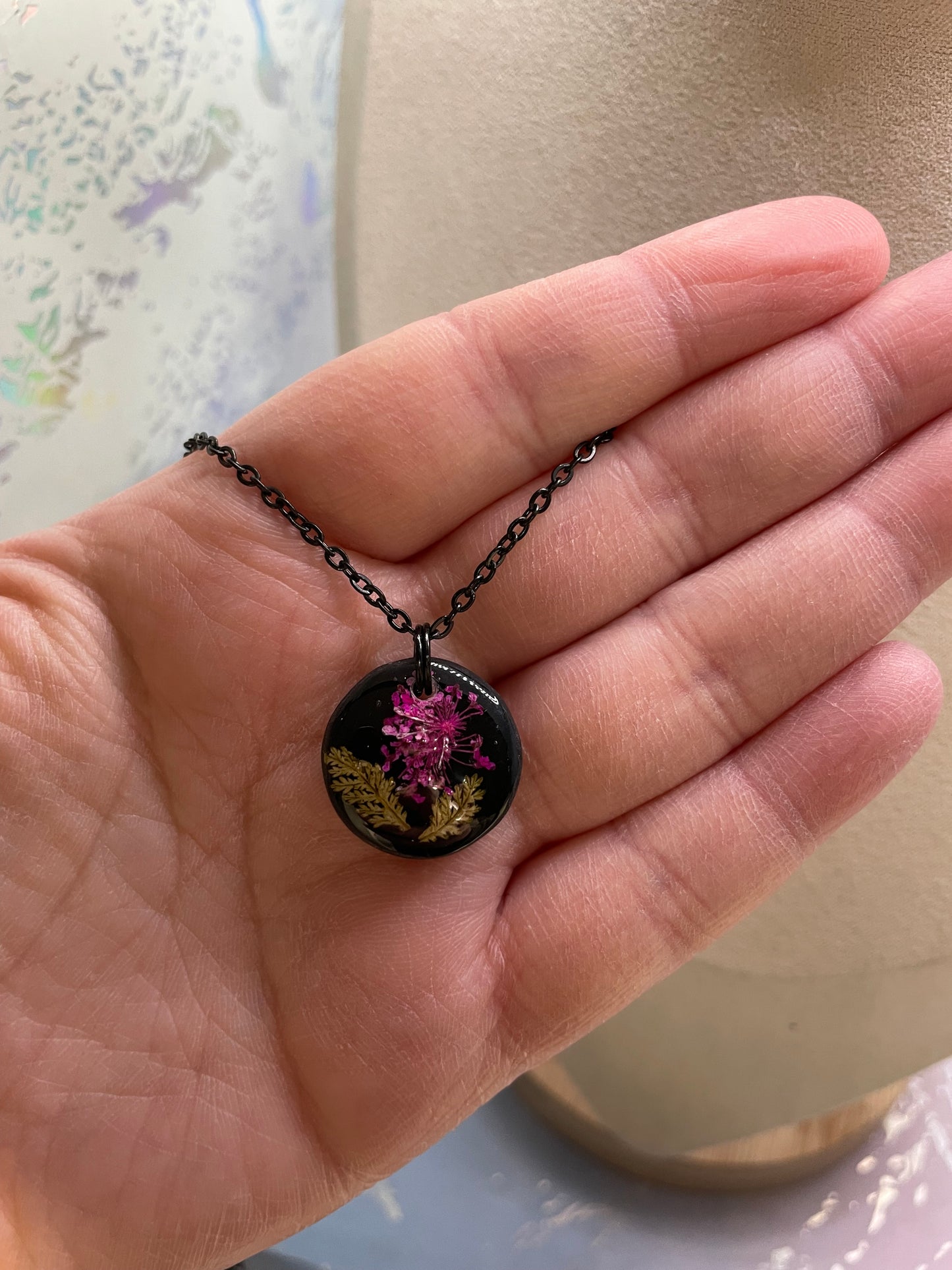 Midnight Bloom – Collier floral en résine noire