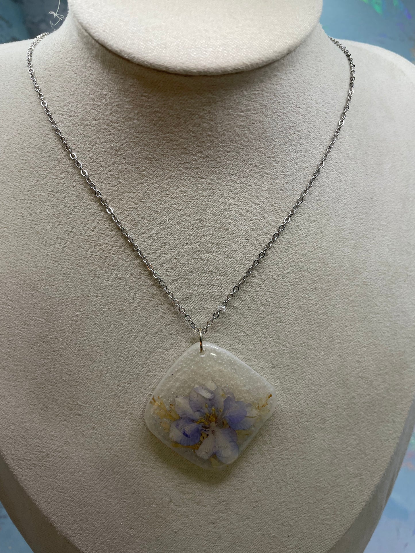 Collier en losange blanc avec Fleur Bleue Séchée-Acier Inoxydable