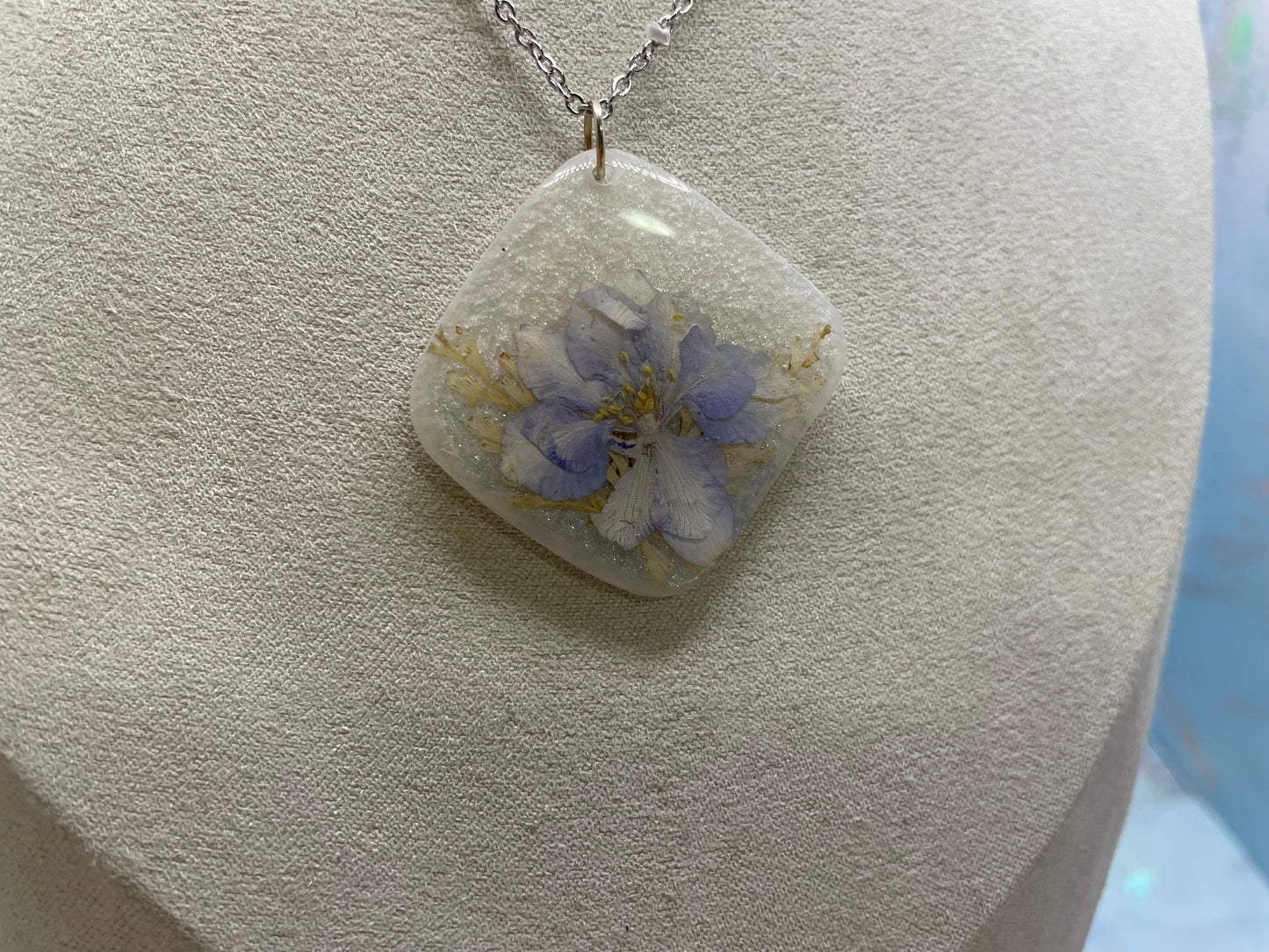 Collier en losange blanc avec Fleur Bleue Séchée-Acier Inoxydable