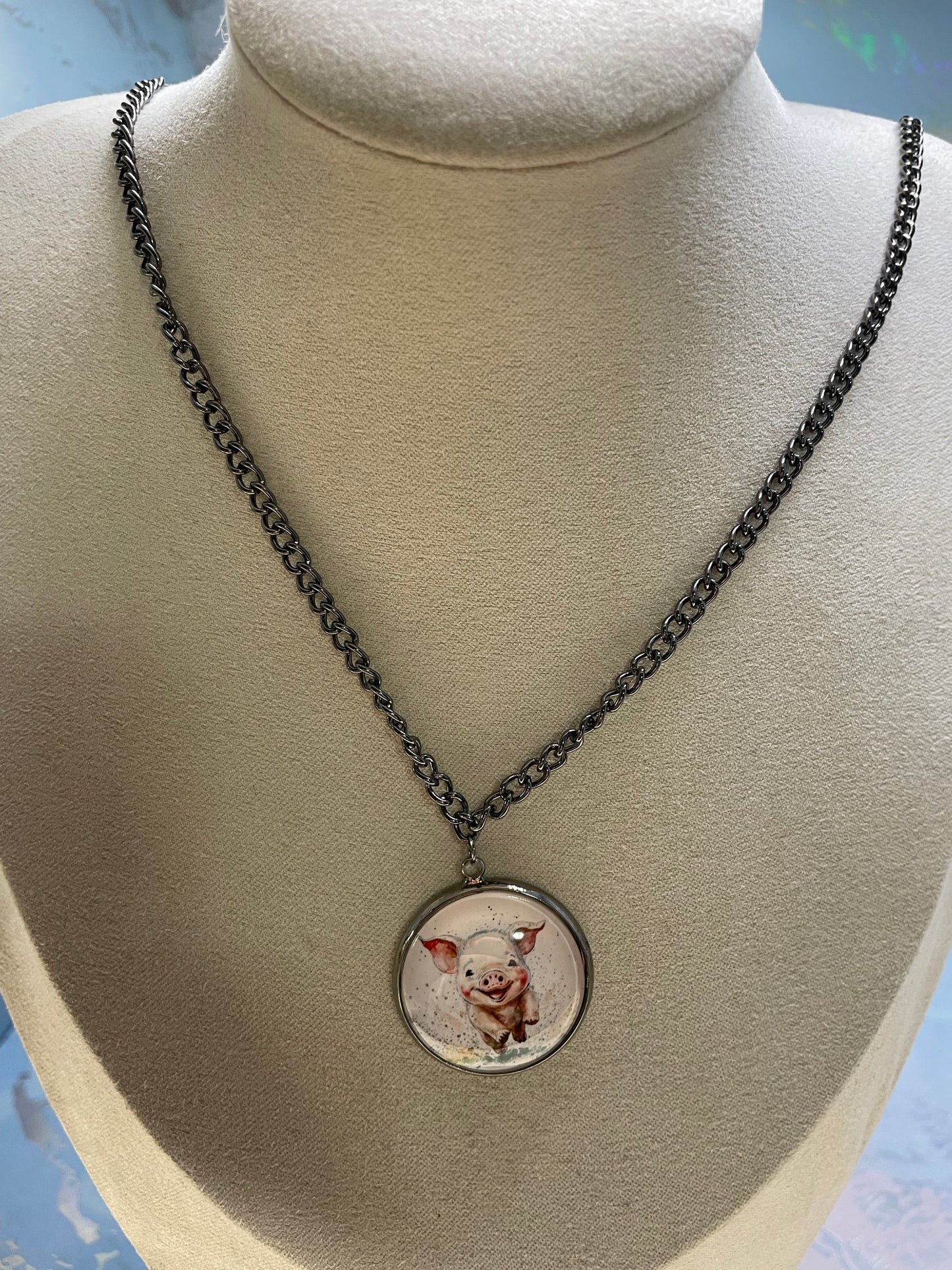 Collier Cochon Heureux sur cabochon noir métallique 23''