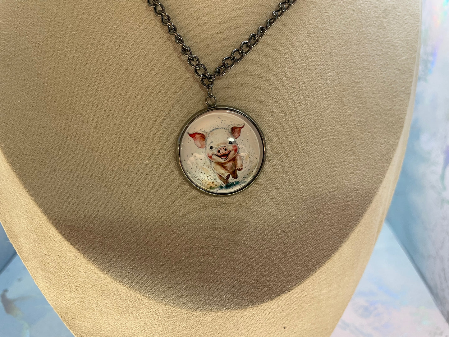 Collier Cochon Heureux sur cabochon noir métallique 23''