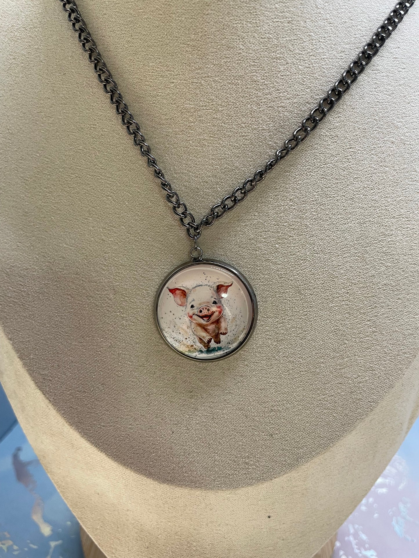 Collier Cochon Heureux sur cabochon noir métallique 23''