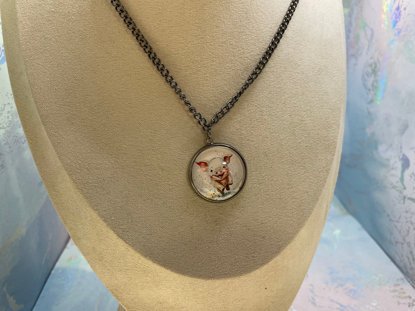 Collier Cochon Heureux sur cabochon noir métallique 23''