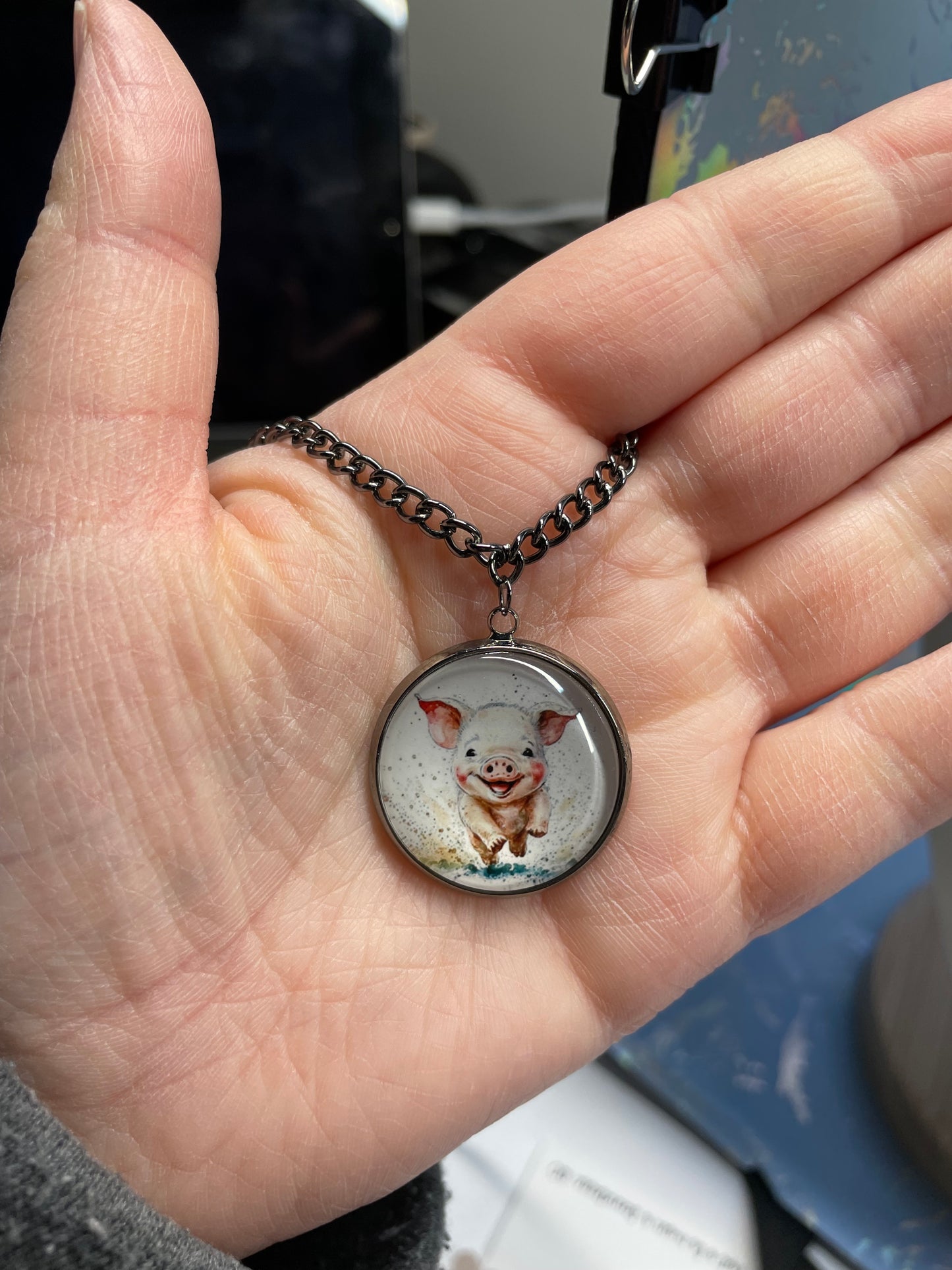 Collier Cochon Heureux sur cabochon noir métallique 23''