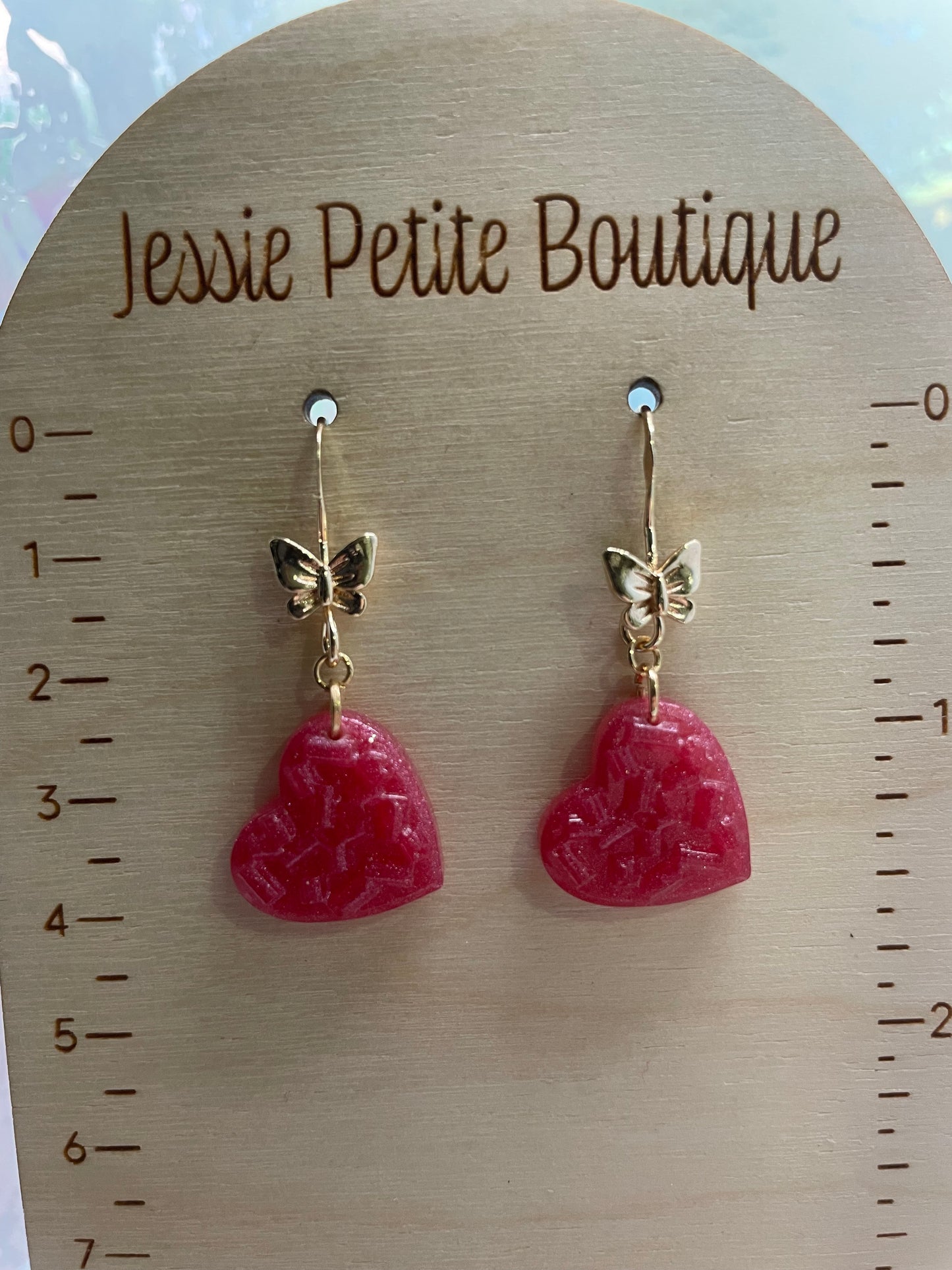 Boucles d'oreilles cœur rose bonbon avec accent papillon